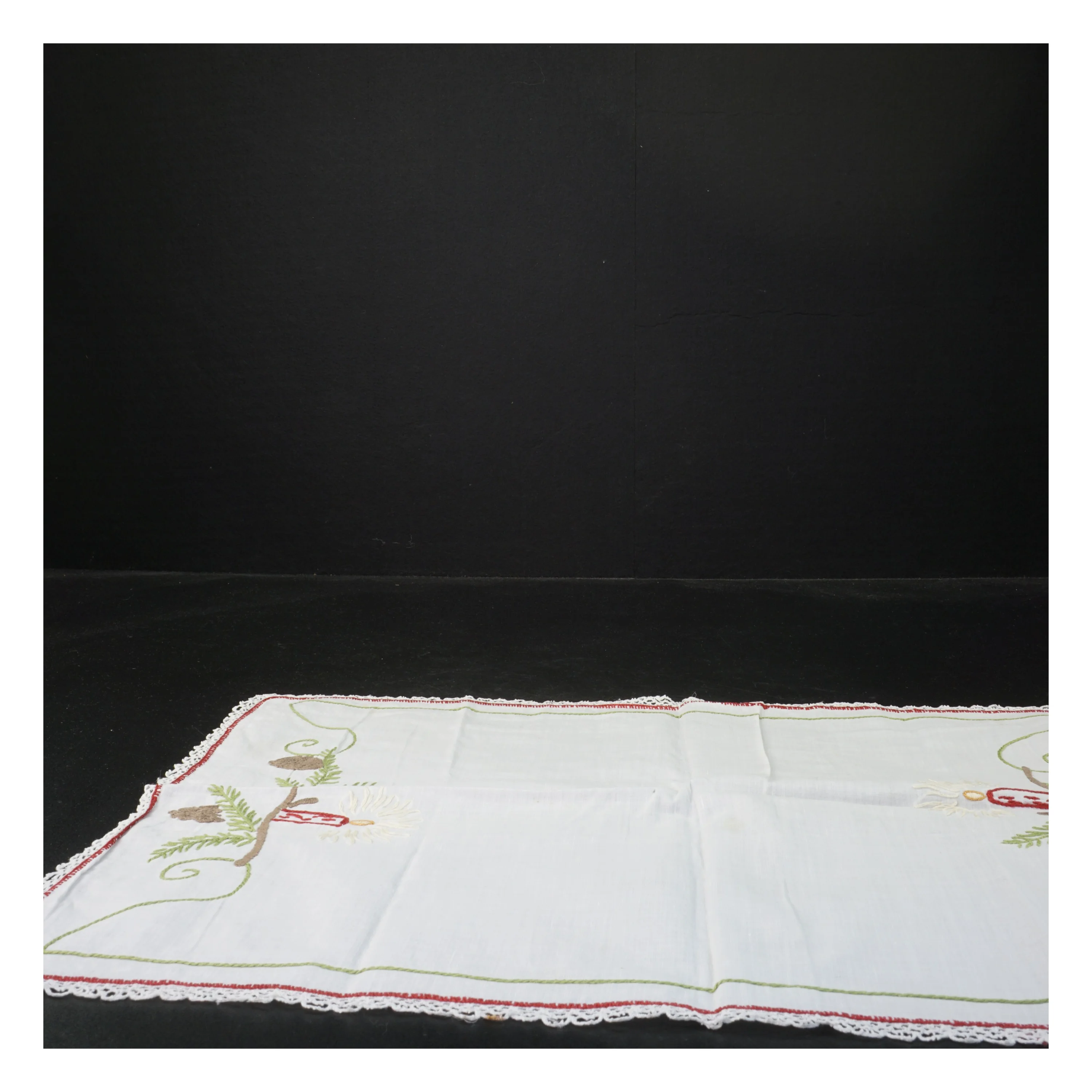 Håndbroderet juledug med lys og grene (str. 44x31 cm)