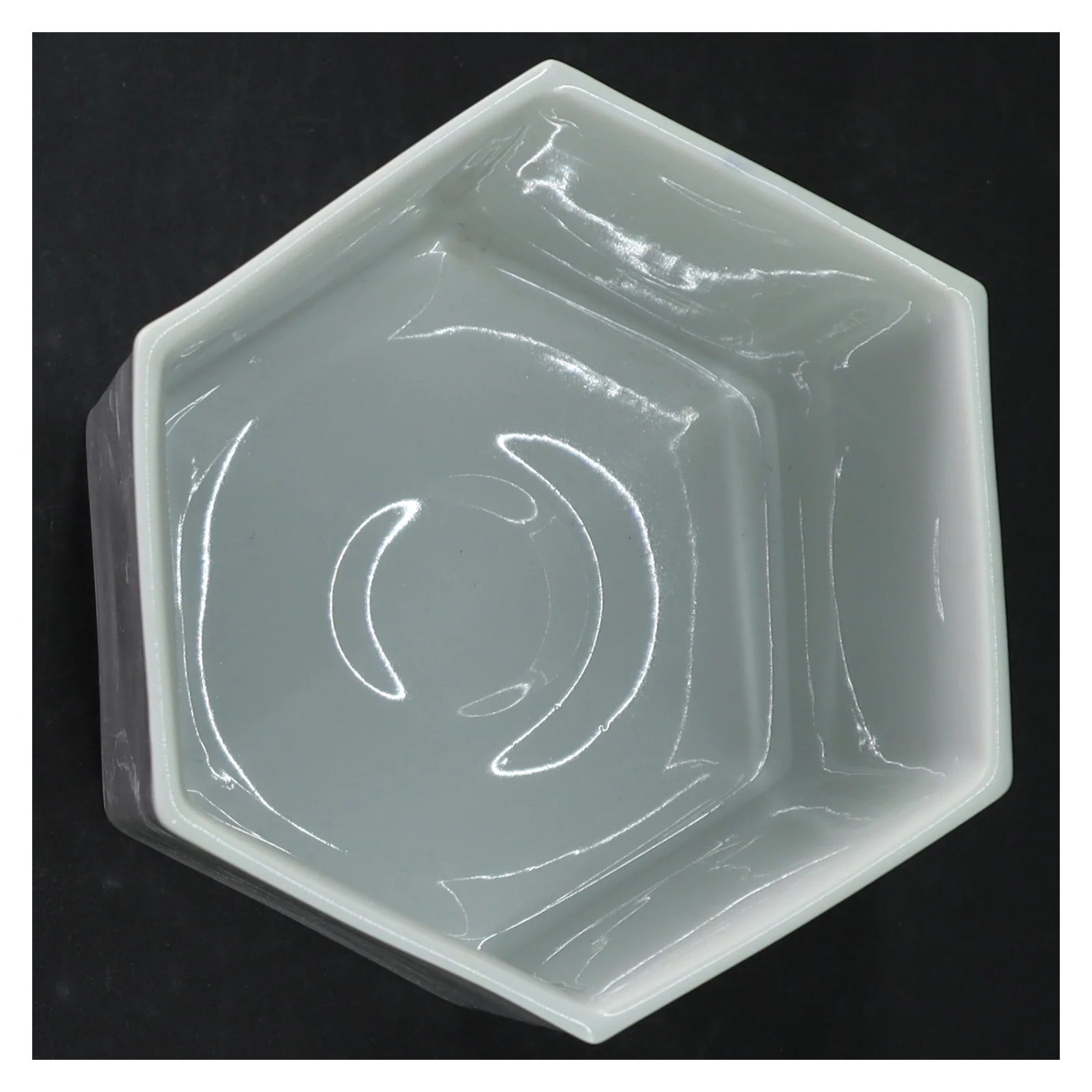 Hvid sekskantet keramik vase (str. H. 15,5 cm ø. 13,5 cm)