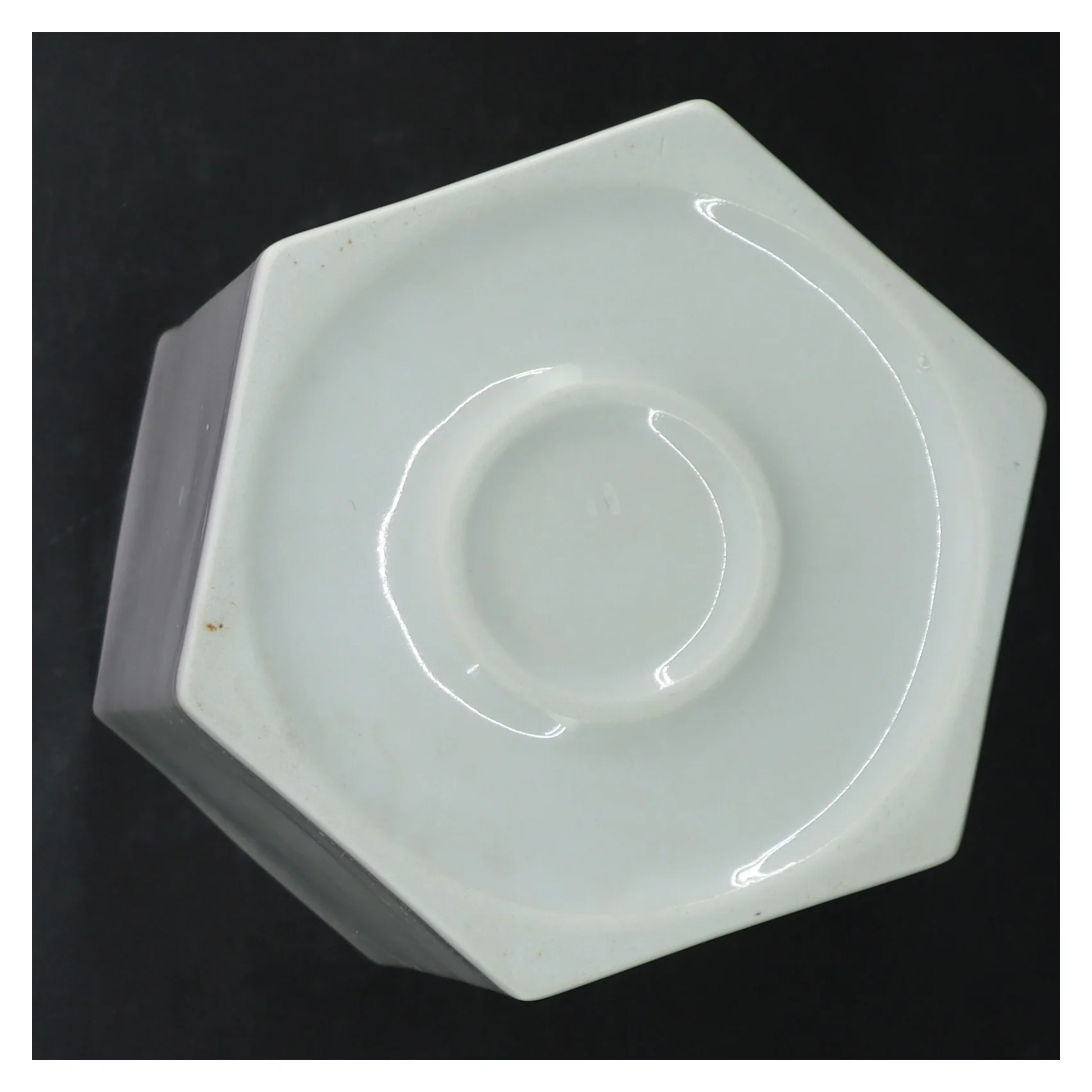 Hvid sekskantet keramik vase (str. H. 15,5 cm ø. 13,5 cm)