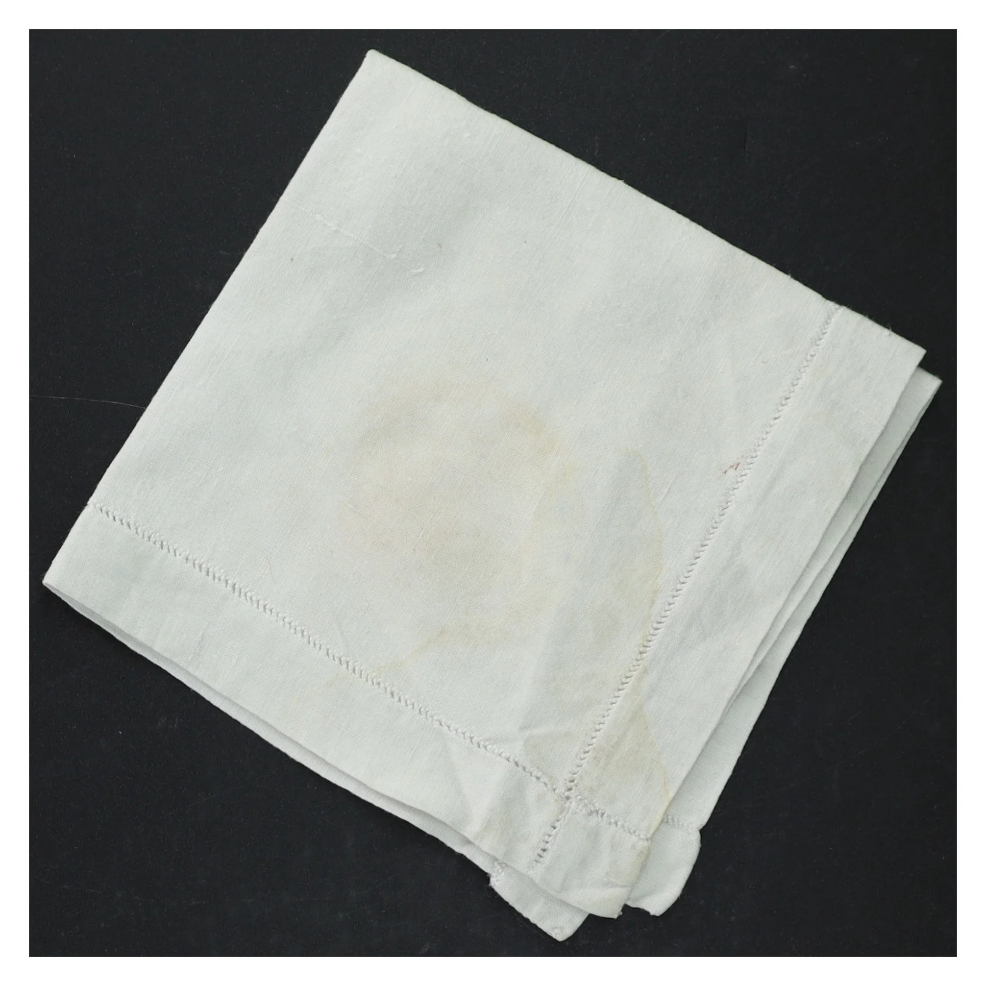 Hvid serviet med broderi (str. 29,5 x. 29 cm)