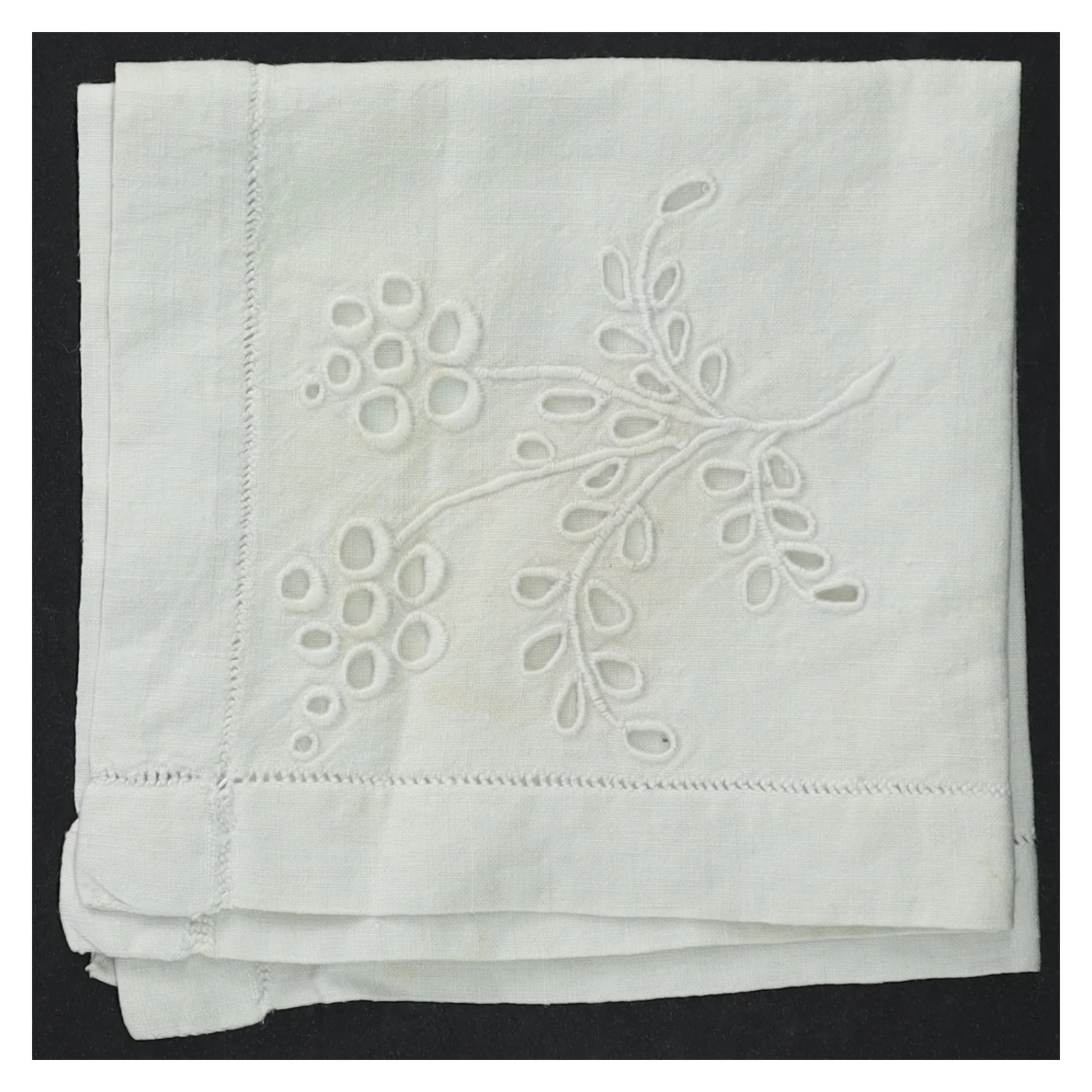 Hvid serviet med broderi (str. 29,5 x. 29 cm)