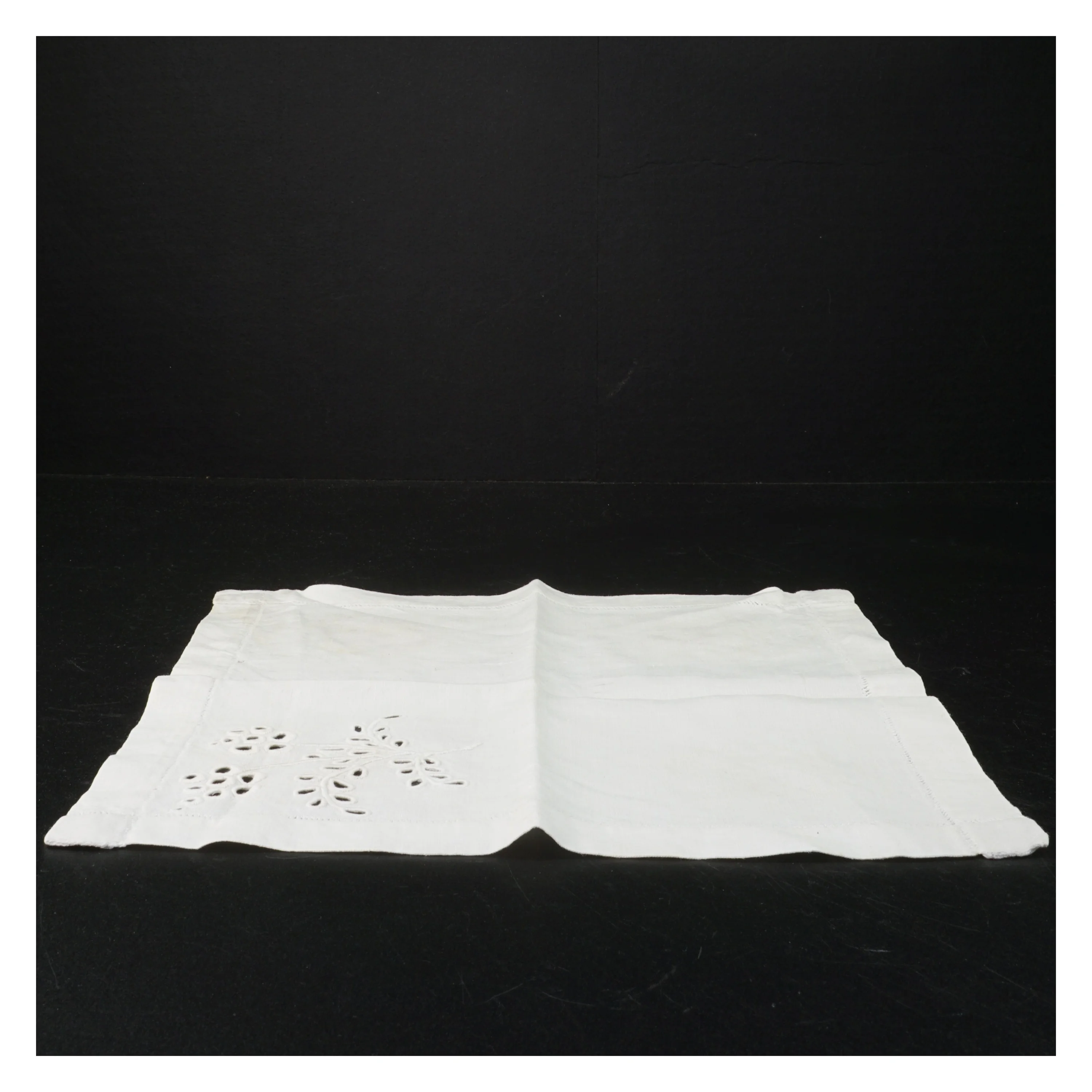 Hvid serviet med broderi (str. 29,5 x. 29 cm)