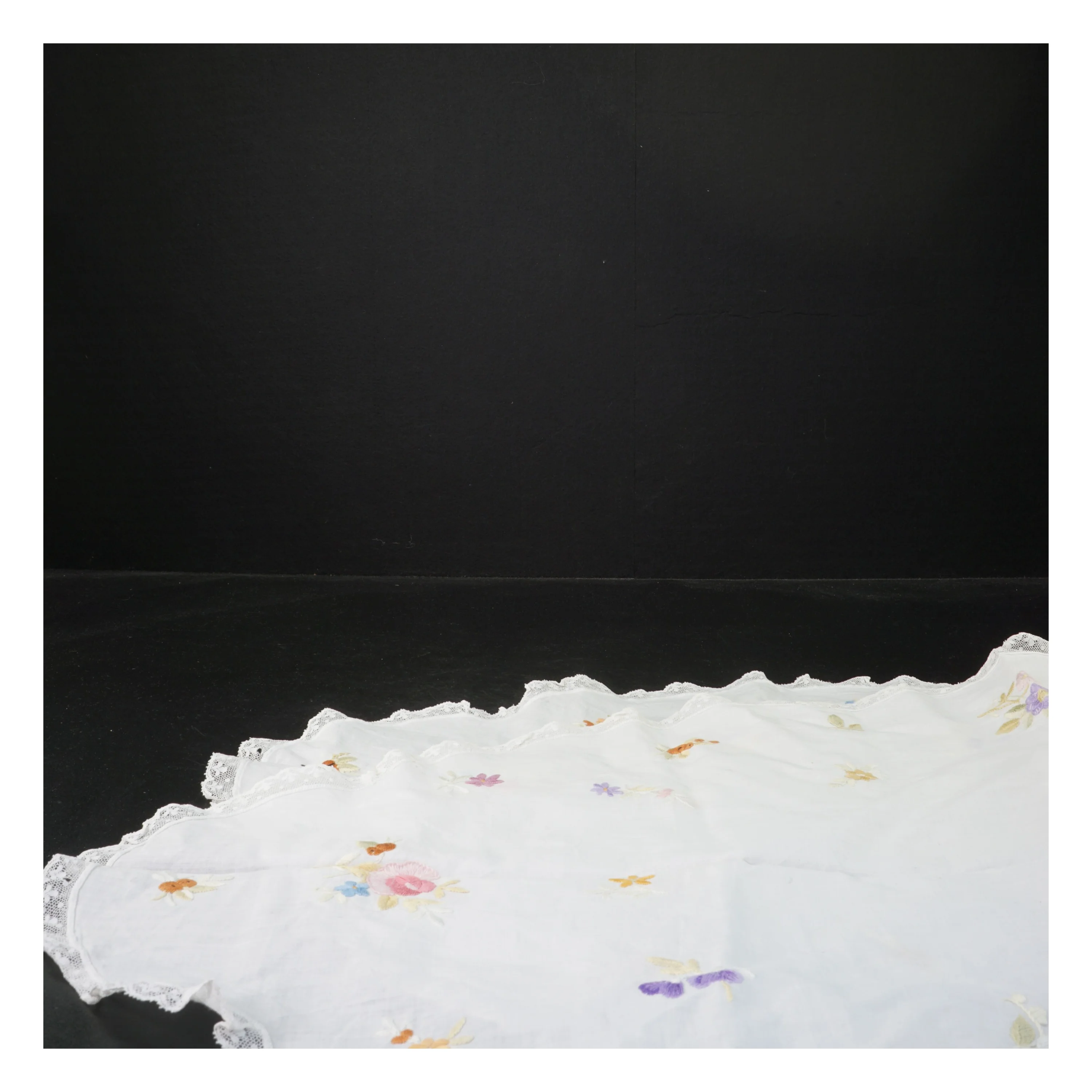 Broderet bordløber (str. 80x43 cm)