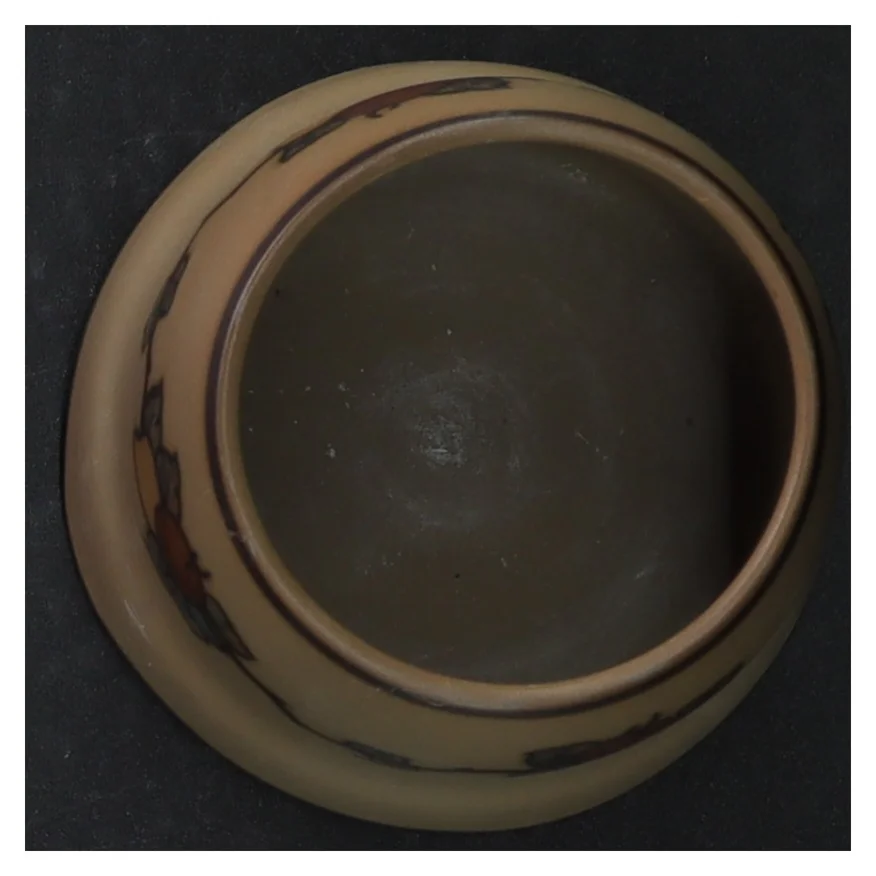 Blomsterpotte i bornholmsk keramik med blomstermotiv (str. H. 6,5 cm. ø. 8,5 cm)