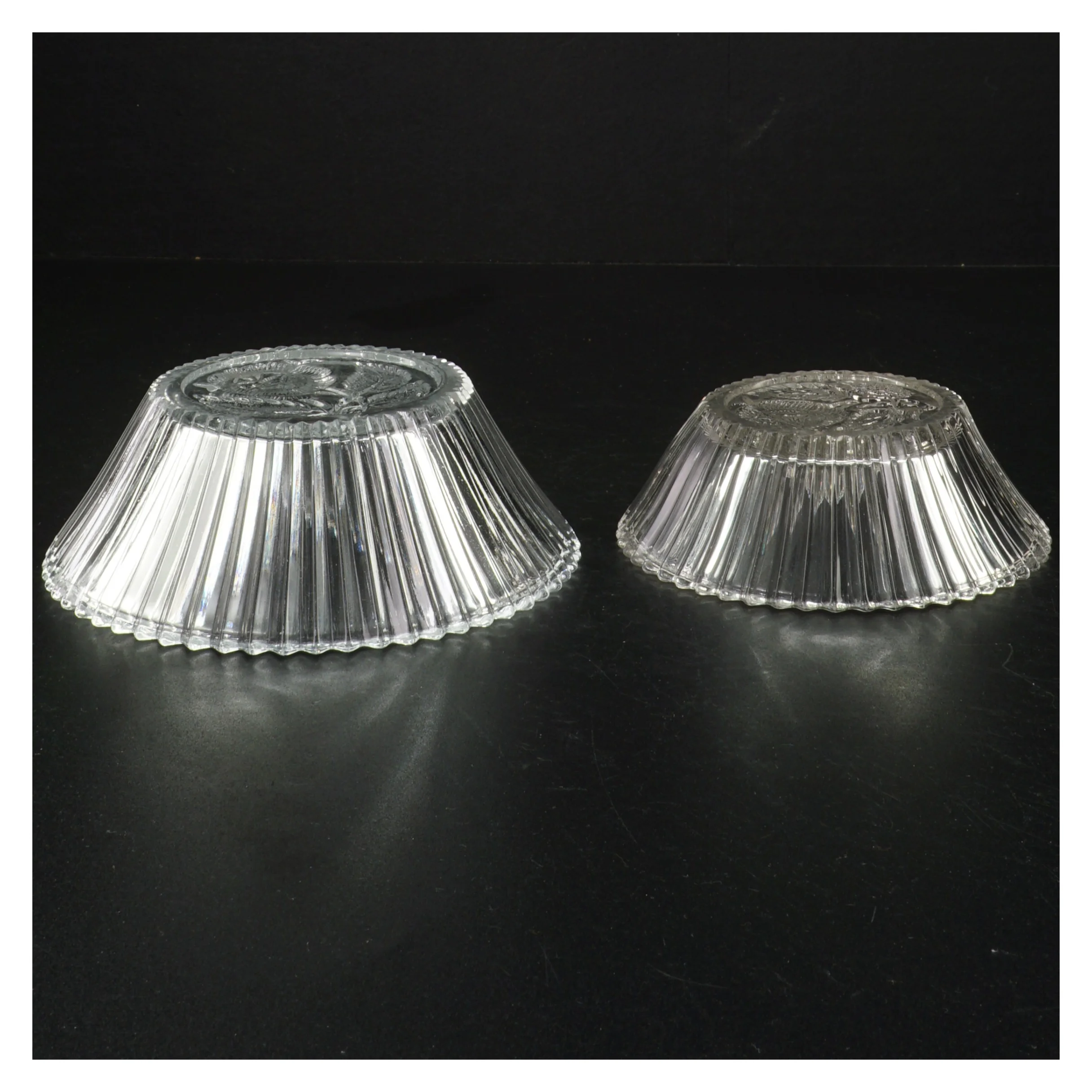 Glasskåle med dekorativt reliefmønster (str. Ø. 14 cm. ø elve cm)