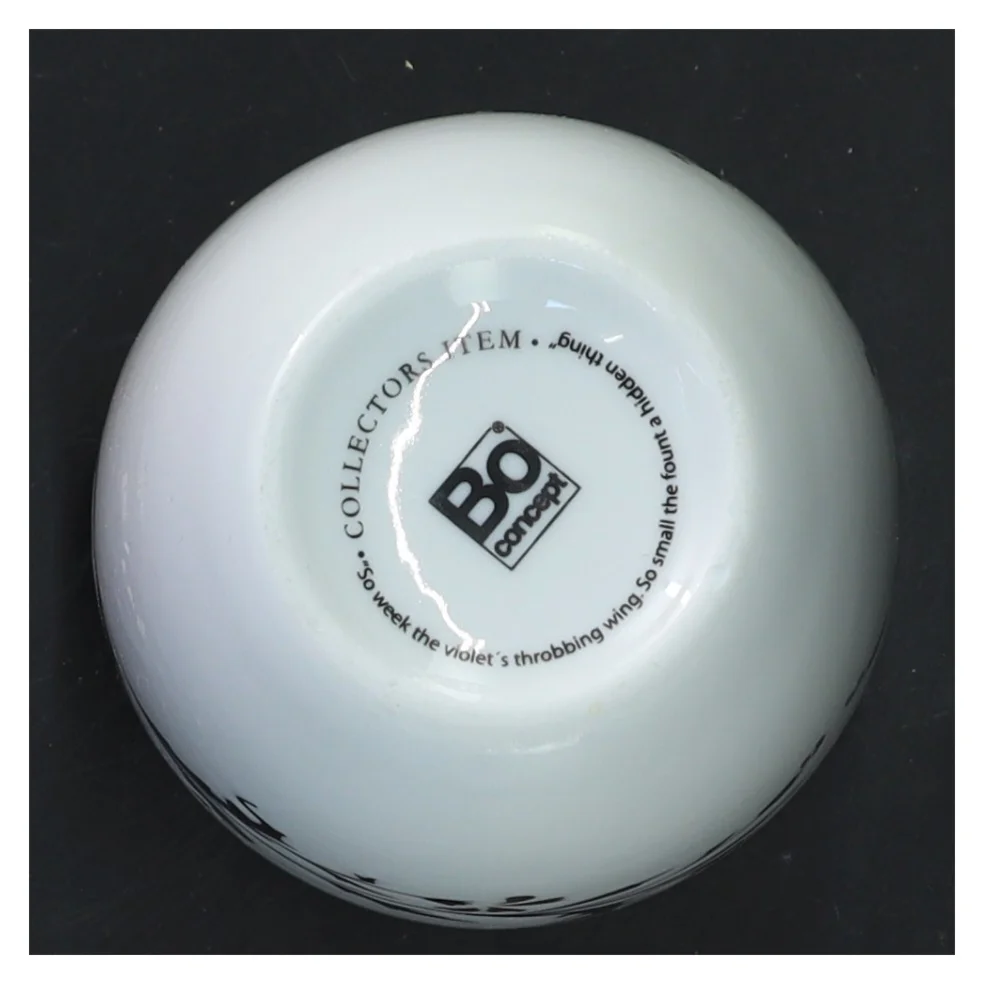 Porcelænskrus med dekorativ blomsterdesign fra Bo Concept (str. 9x9 cm)