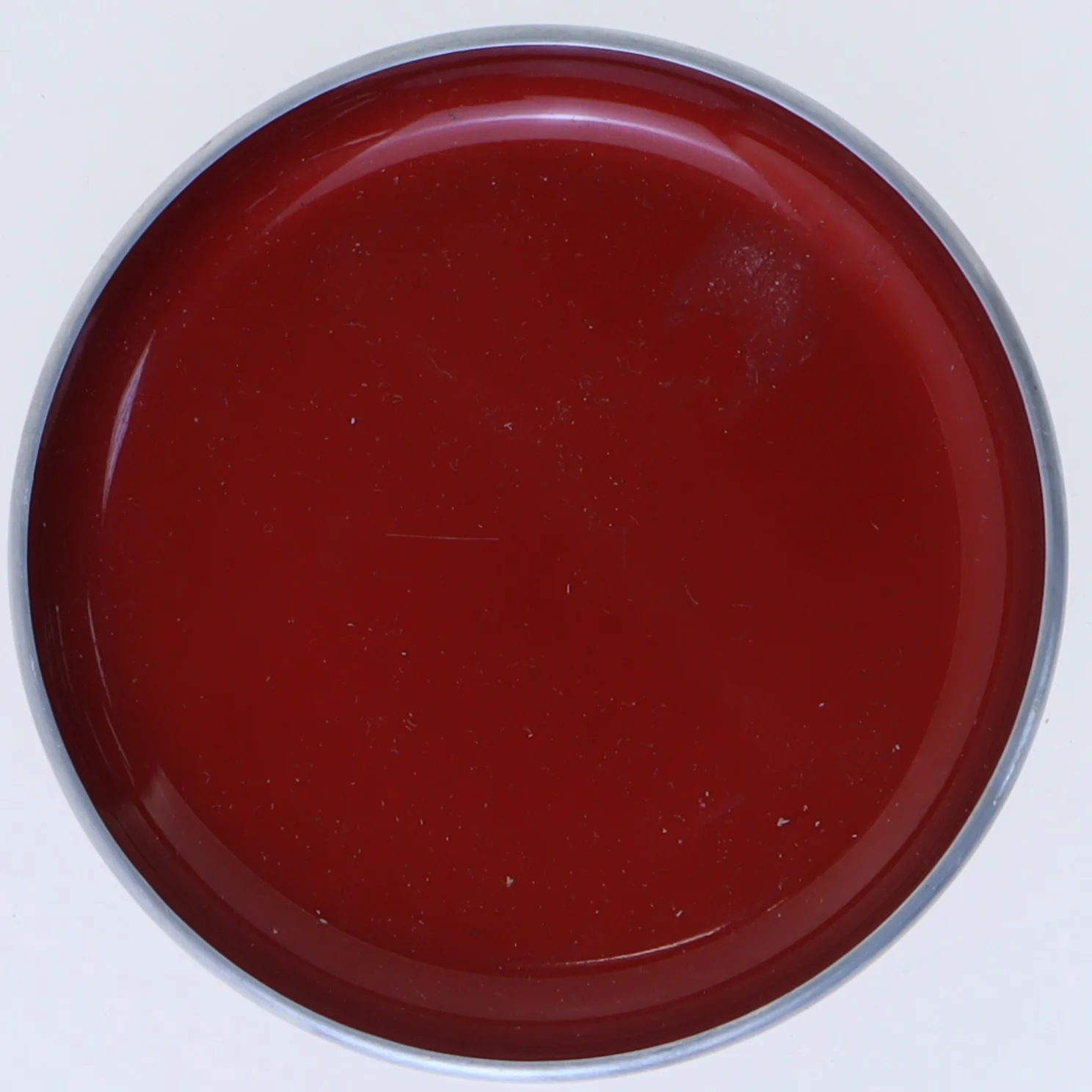 Rødt fad med messingkant (str. Ø 8,5 cm)