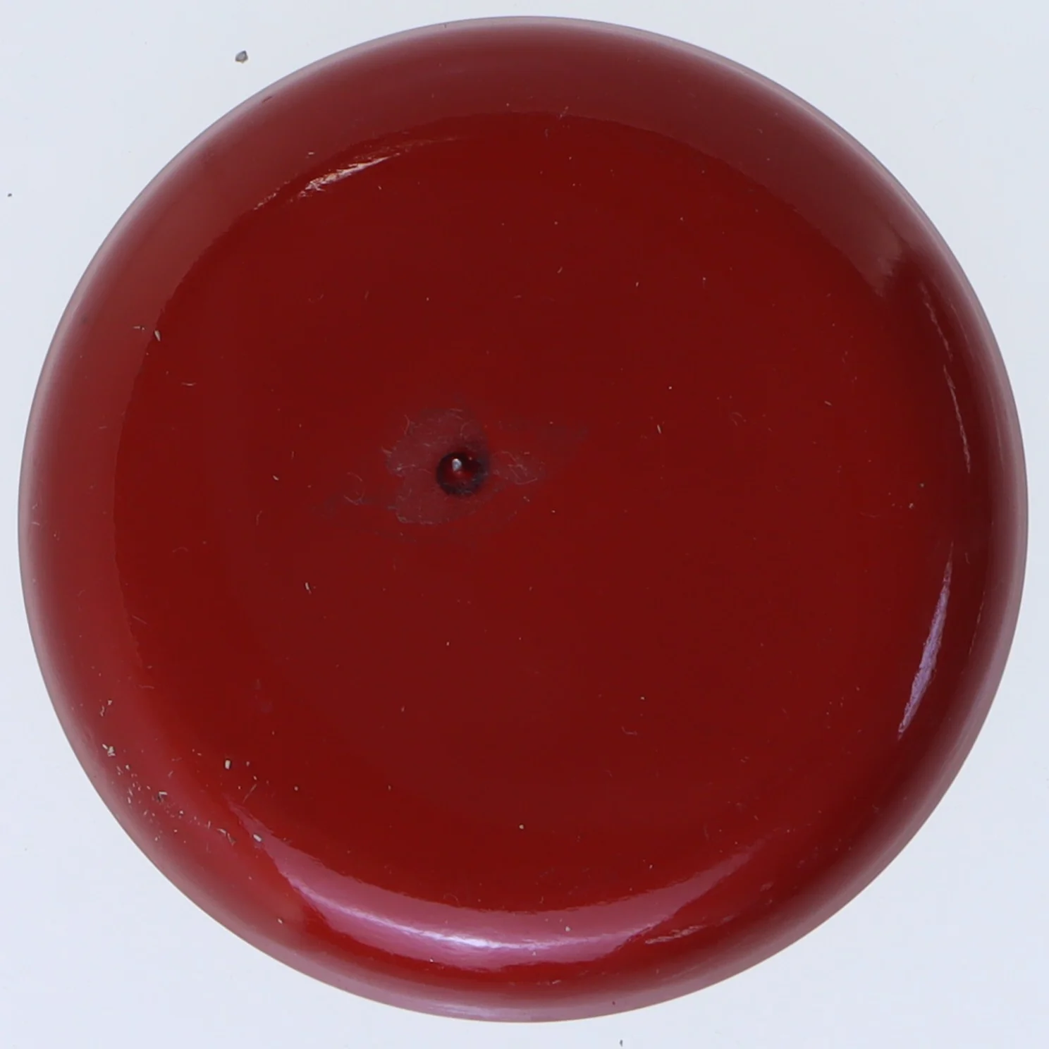 Rødt fad med messingkant (str. Ø 8,5 cm)