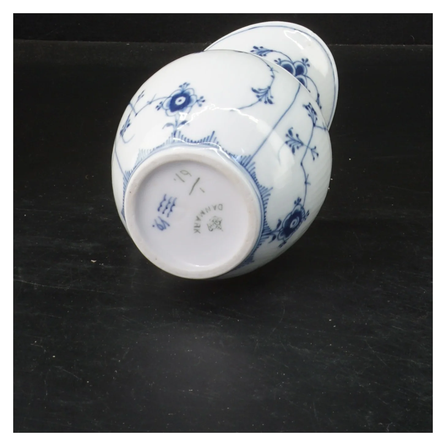 Porcelæns kande med musselmalet blåt mønster fra Royal Copenhagen (str. 10 cm)