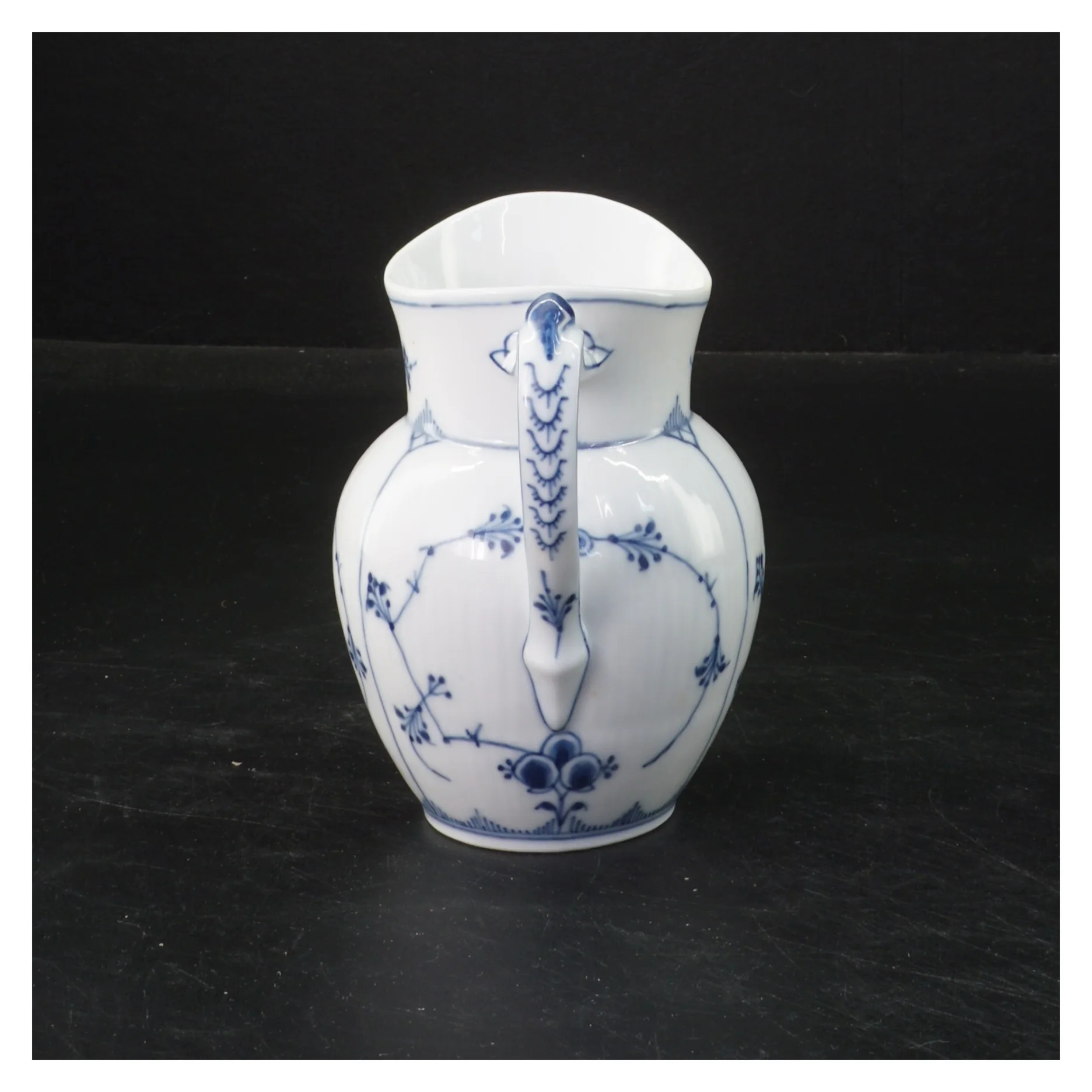 Porcelæns kande med musselmalet blåt mønster fra Royal Copenhagen (str. 10 cm)