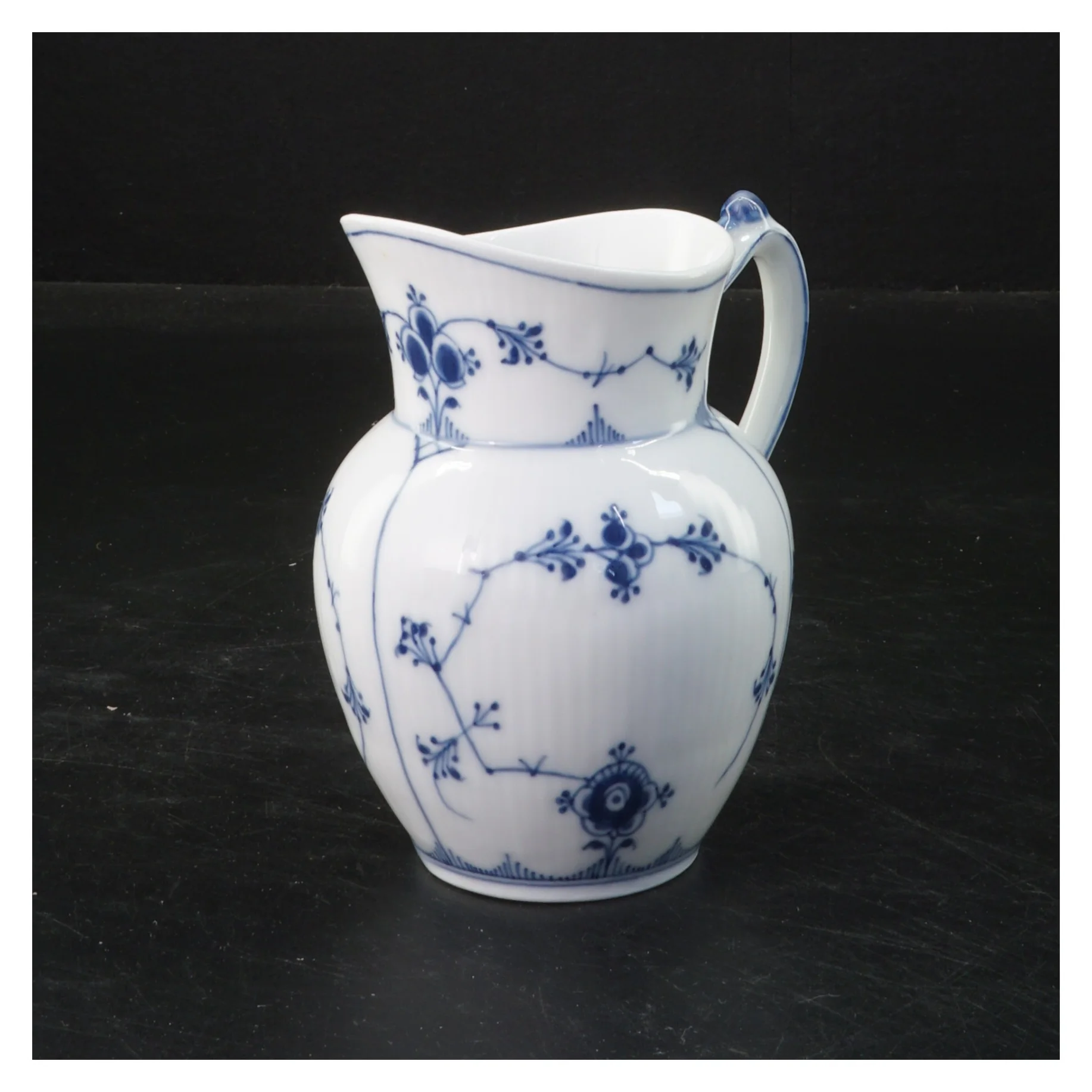 Porcelæns kande med musselmalet blåt mønster fra Royal Copenhagen (str. 10 cm)