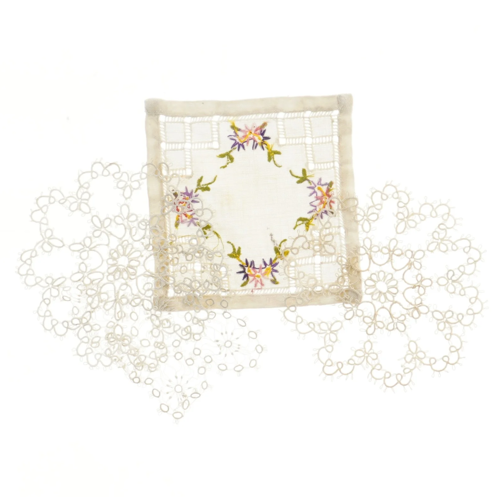 Broderet serviet  (str. 14,5x14,5 cm)samt blonde klatter