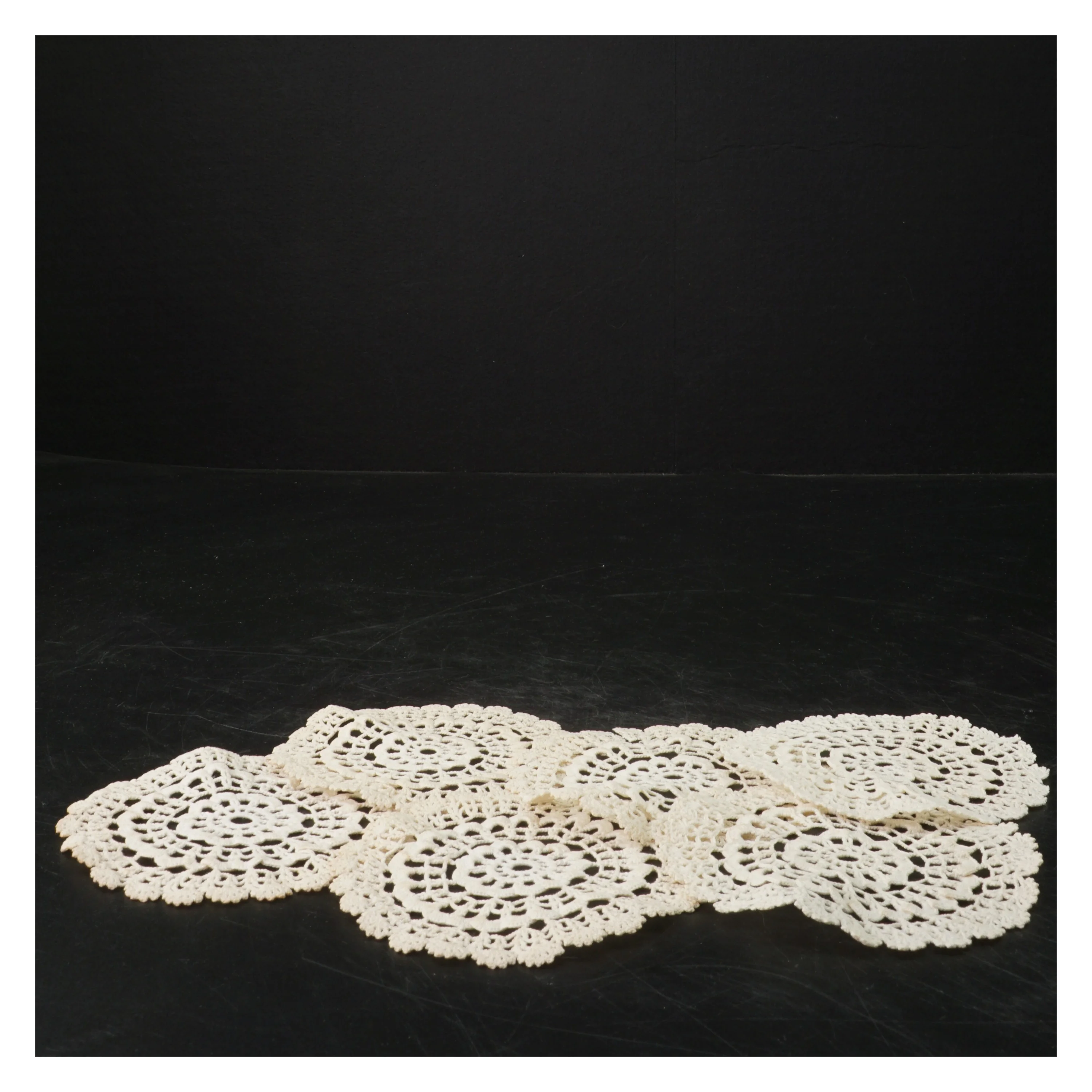 Sæt af seks hæklede coasters (str. Ø 10 cm)