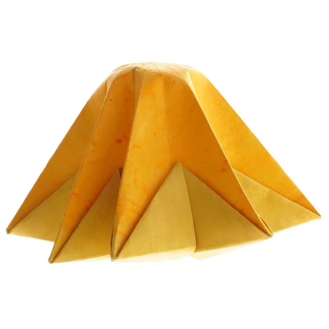 Gule fyrfadslysestager. Foldet i kraftigt papir 