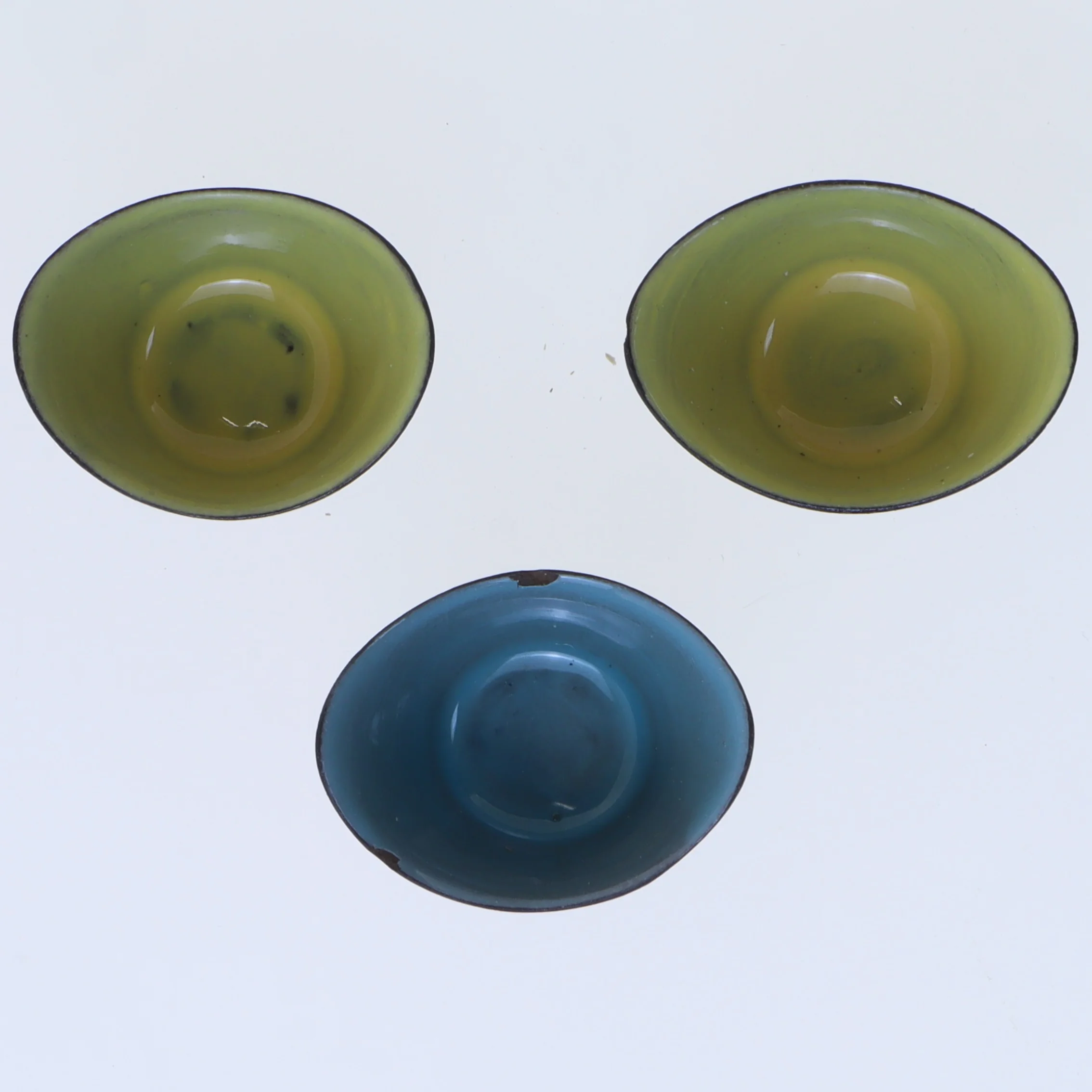 Tre farvede skåle fra Herlef (str. 5,5 cm)