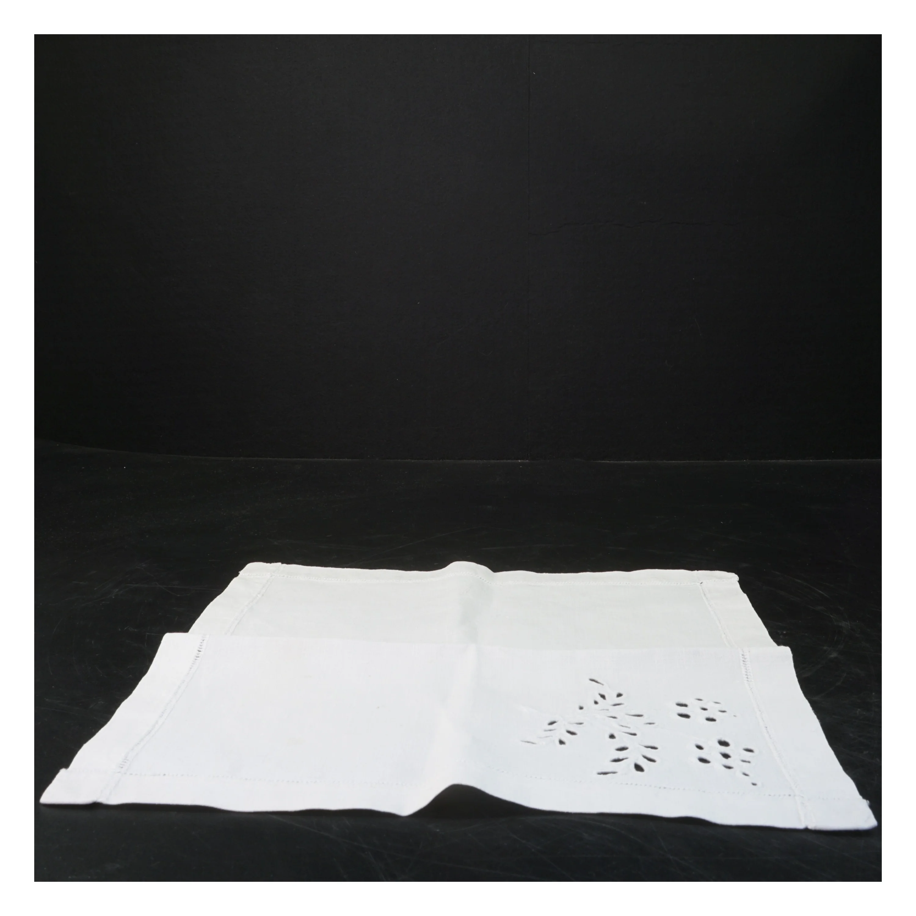 Broderet stofserviet (str. 29x28 cm)