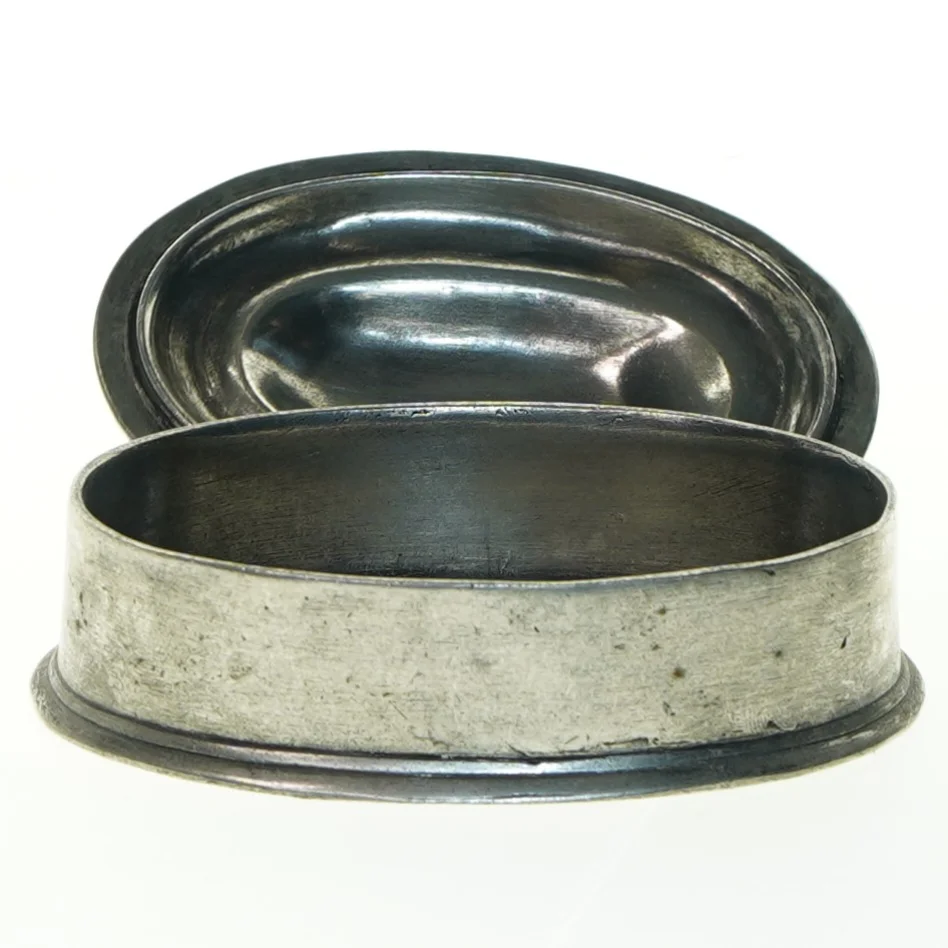 Oval metalæske med låg (str. 13,5x9x6 cm)