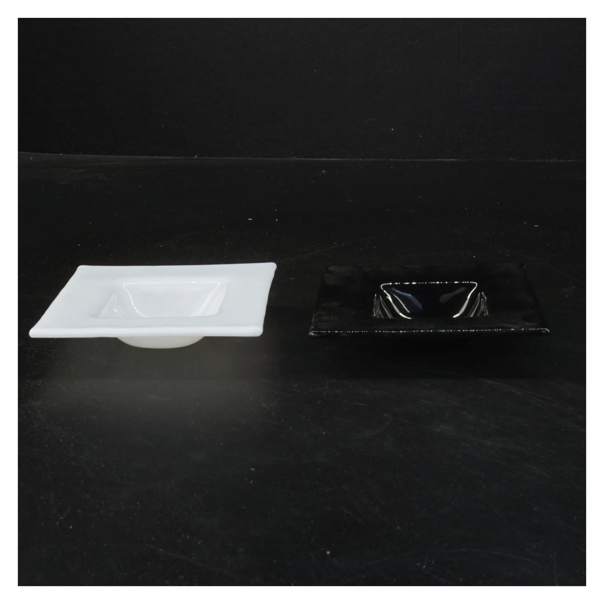 To firkantede glas skåle (str. 10x10 cm)