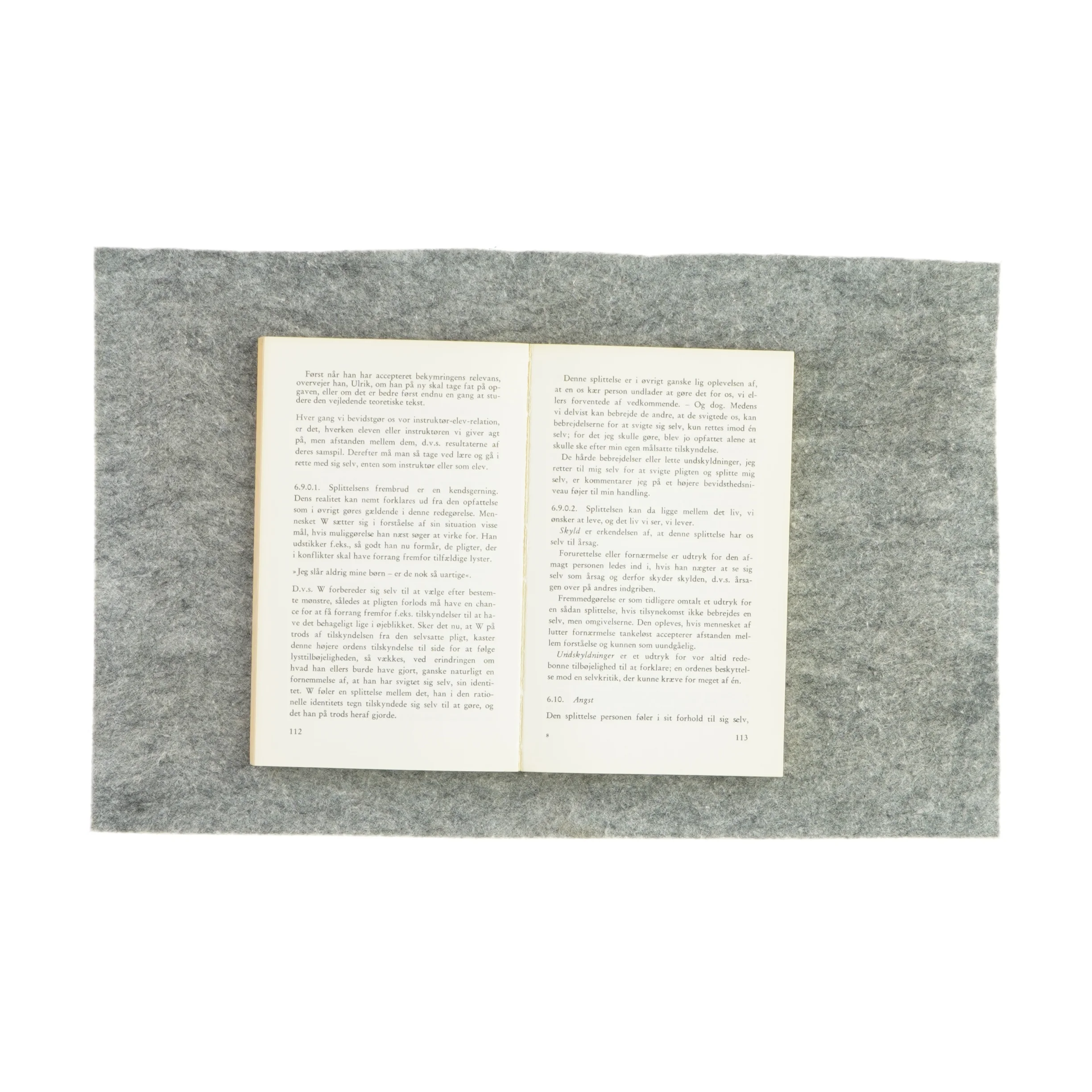 Egenskab og fællesskab af Erik Maaløe (bog)