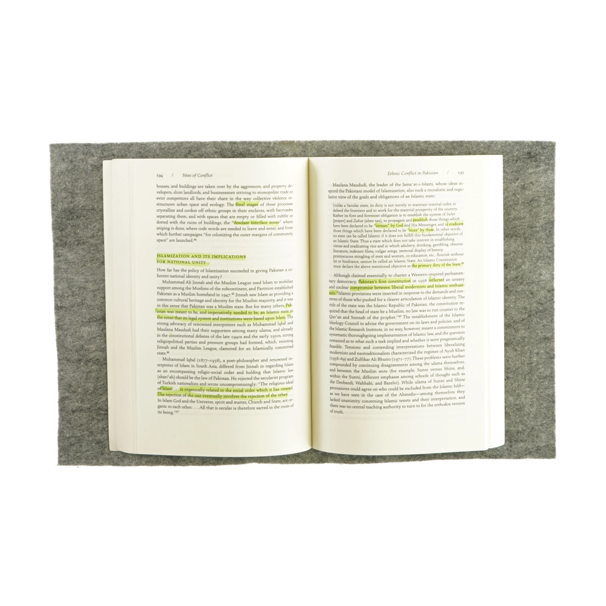 Leveling crowds af Stanley J. Tambiah (bog)