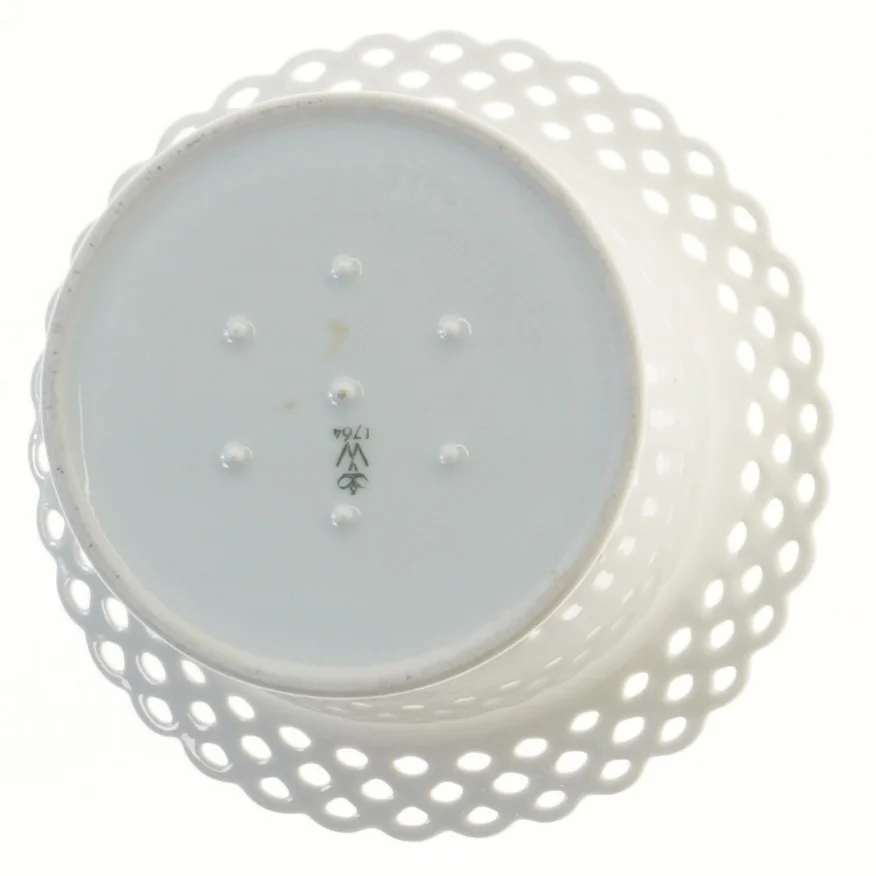 Hvid vase med blå blomstermønster (str. Ø 17x12,5 cm)