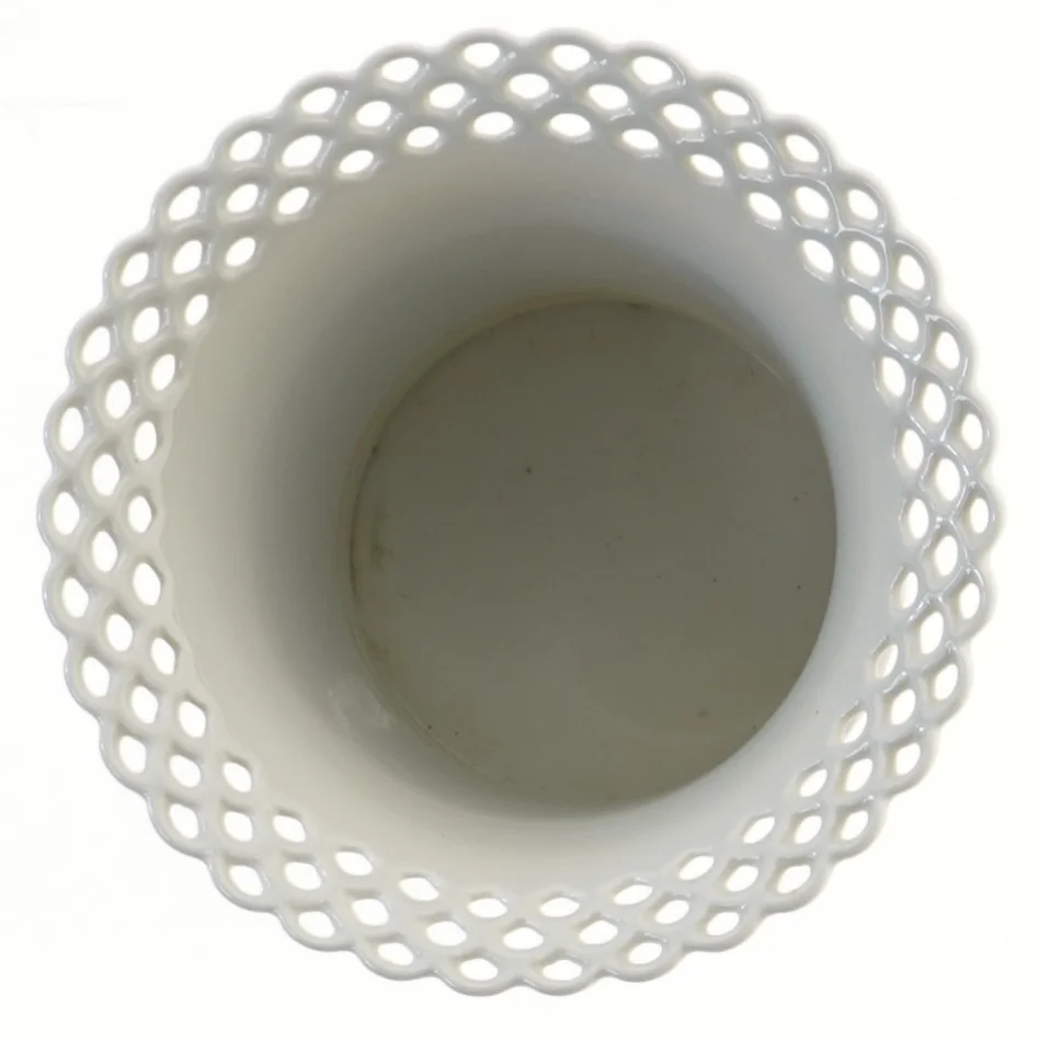 Hvid vase med blå blomstermønster (str. Ø 17x12,5 cm)