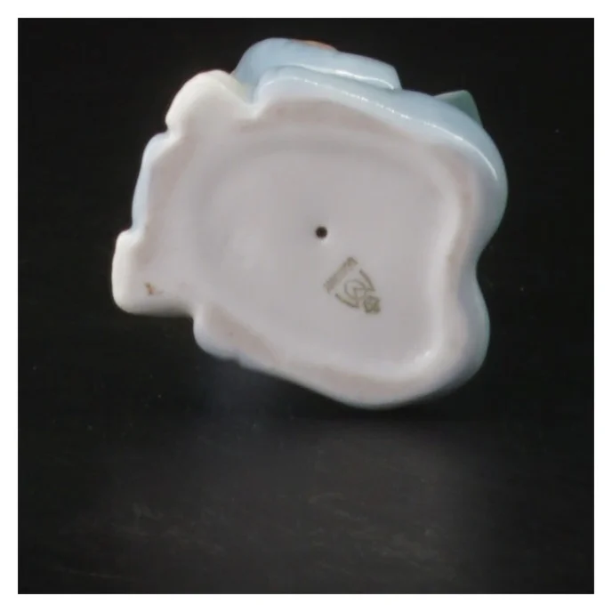 Lille porcelænsfigur læsende barn (str. 9 cm)