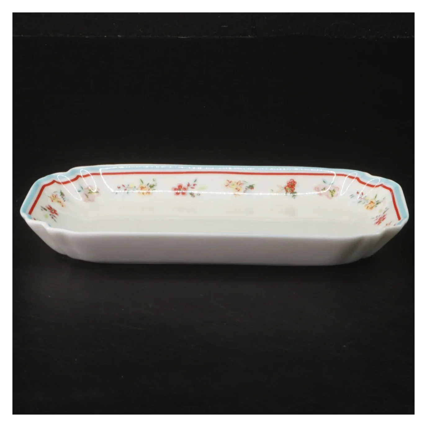 Rektangulært porcelænsfad med blomster fra Greengate (str. 15x9 cm)