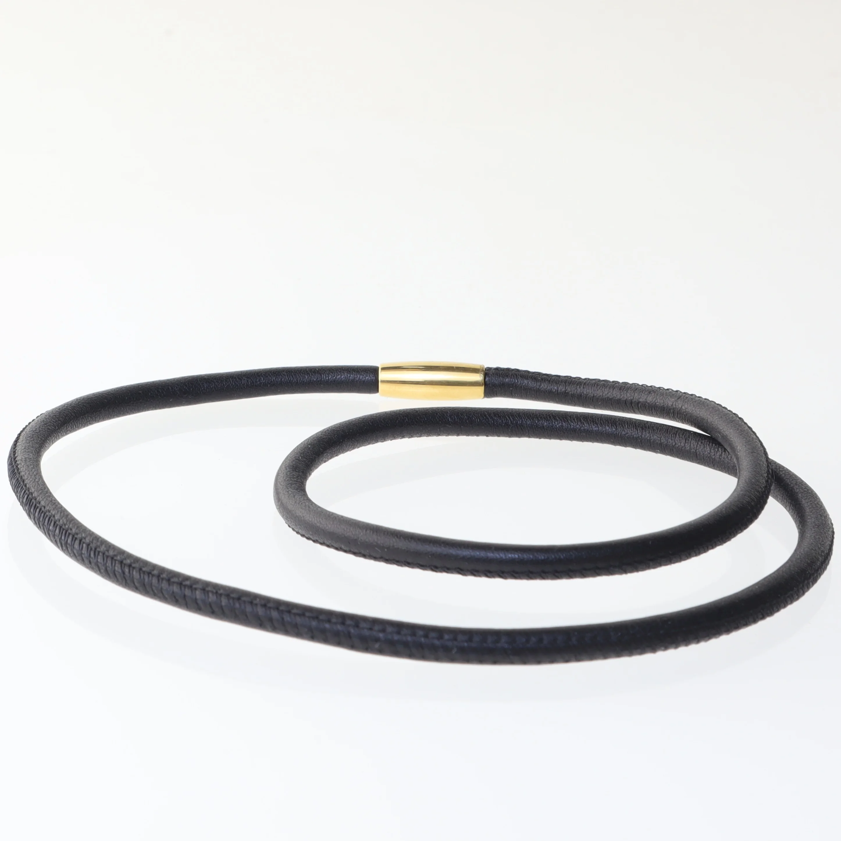 Sort halskæde med gyldent spænde fra Christina (str. 50 cm)