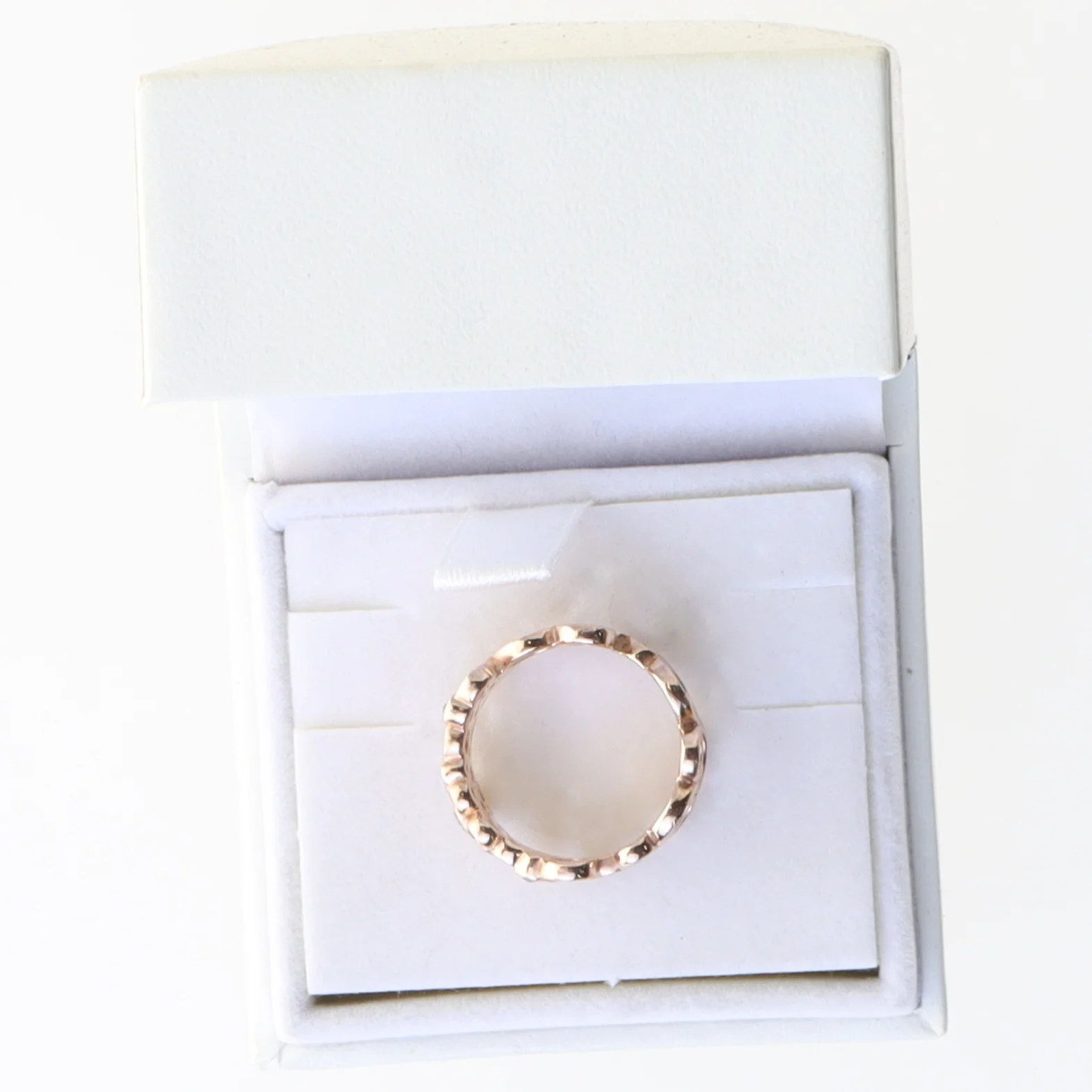 Guldring med cirkulært mønster fra Christina Jewelry & Watches (str. 56 mm)