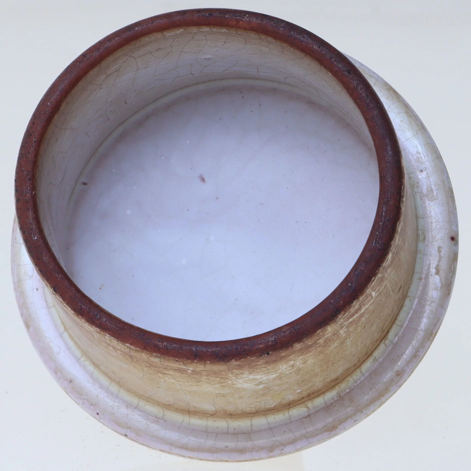 Keramikkrukke låg og figur (str. Ø 8x8 cm)