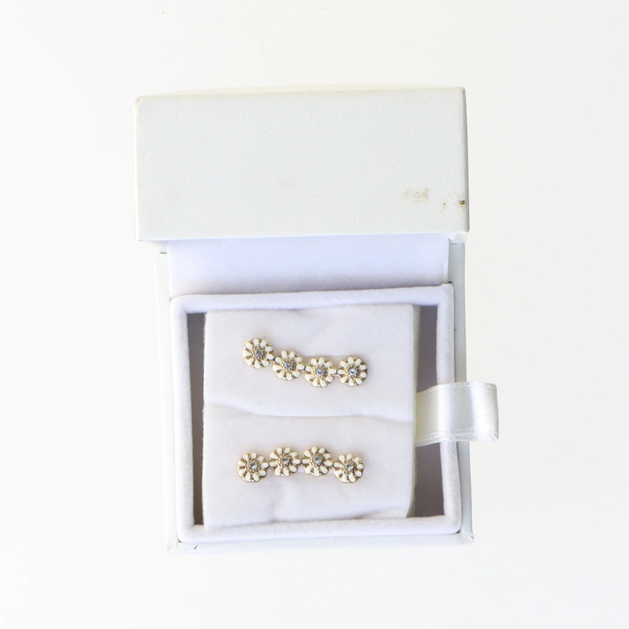 Blomst-formet øreringe med sten fra Christina Jewelry & Watches (str. 2,5 cm)