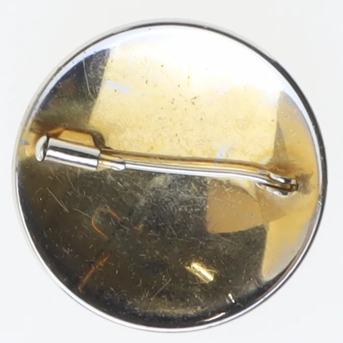 Rund dekoreret broche (str. 4 cm)