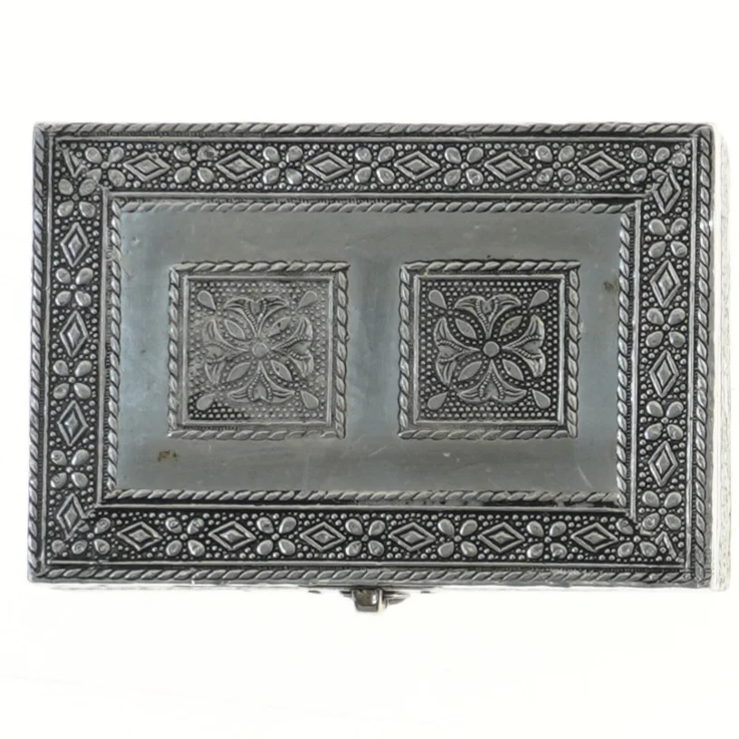 Hammer slået indsisk  metalkasse (str. 15x10x7 cm)