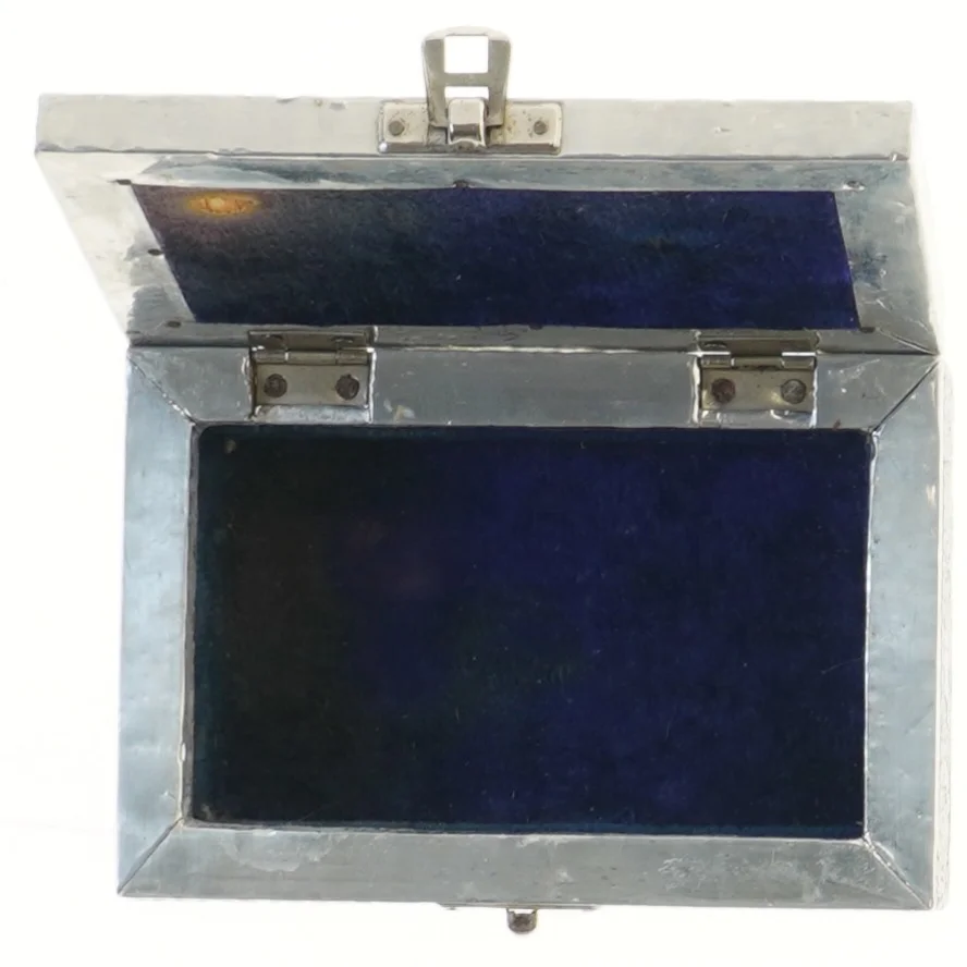 Hammer slået indsisk  metalkasse (str. 15x10x7 cm)