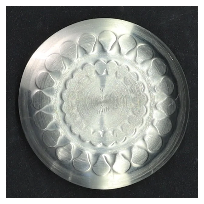 Dekoreret metalæske med indgraveret metalbakke fra Jørgen Jensen (str. Ø. 6,5 cm)