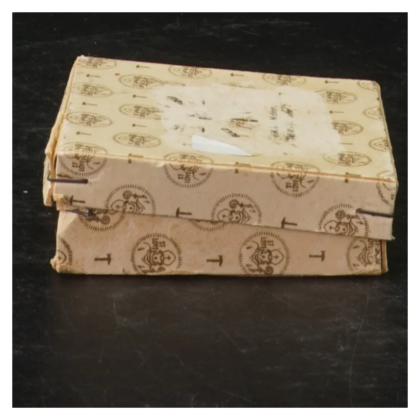 Dekoreret metalæske med indgraveret metalbakke fra Jørgen Jensen (str. Ø. 6,5 cm)