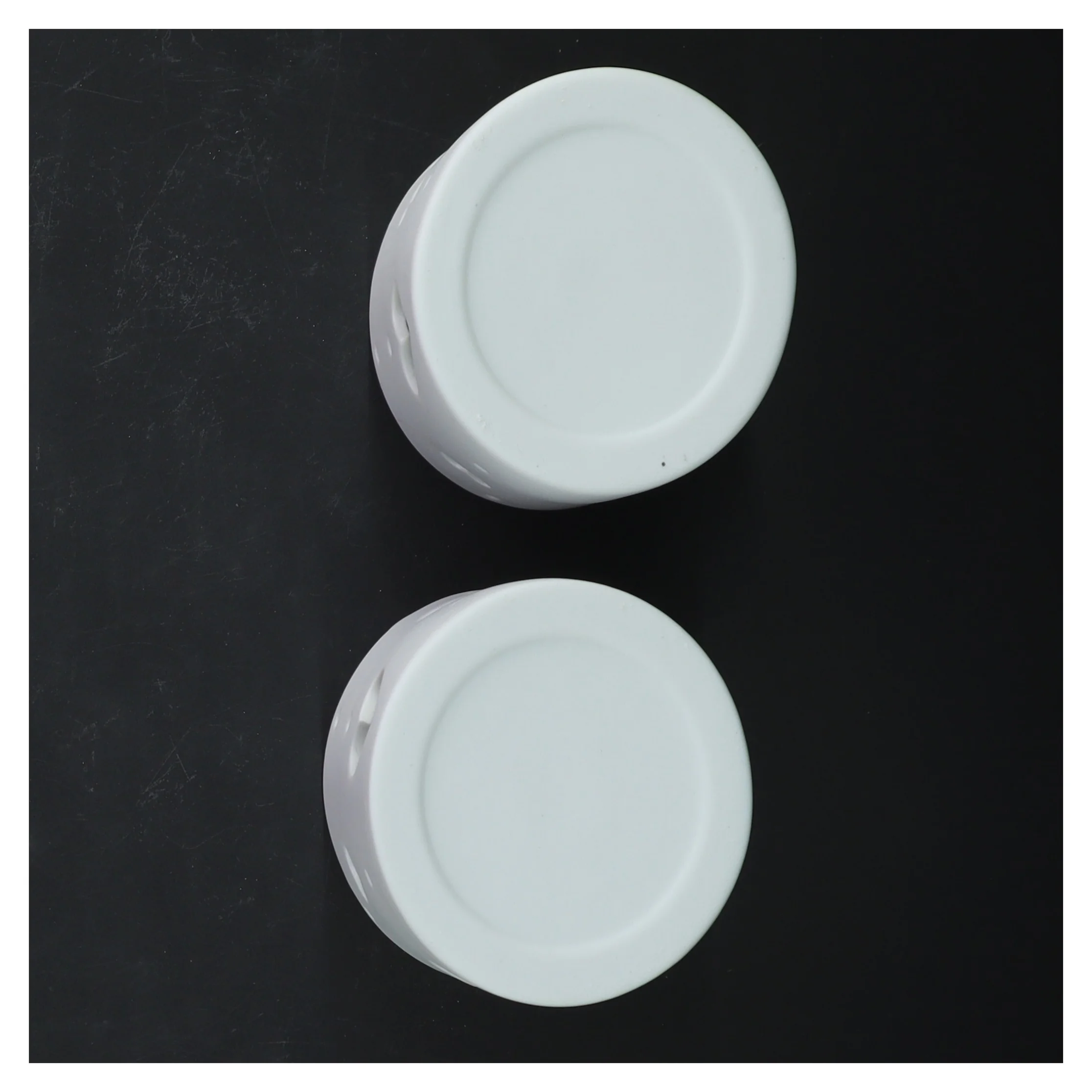 Hvide fyrfadslysestager fra Scandinavia Gifts (str. 8 cm)