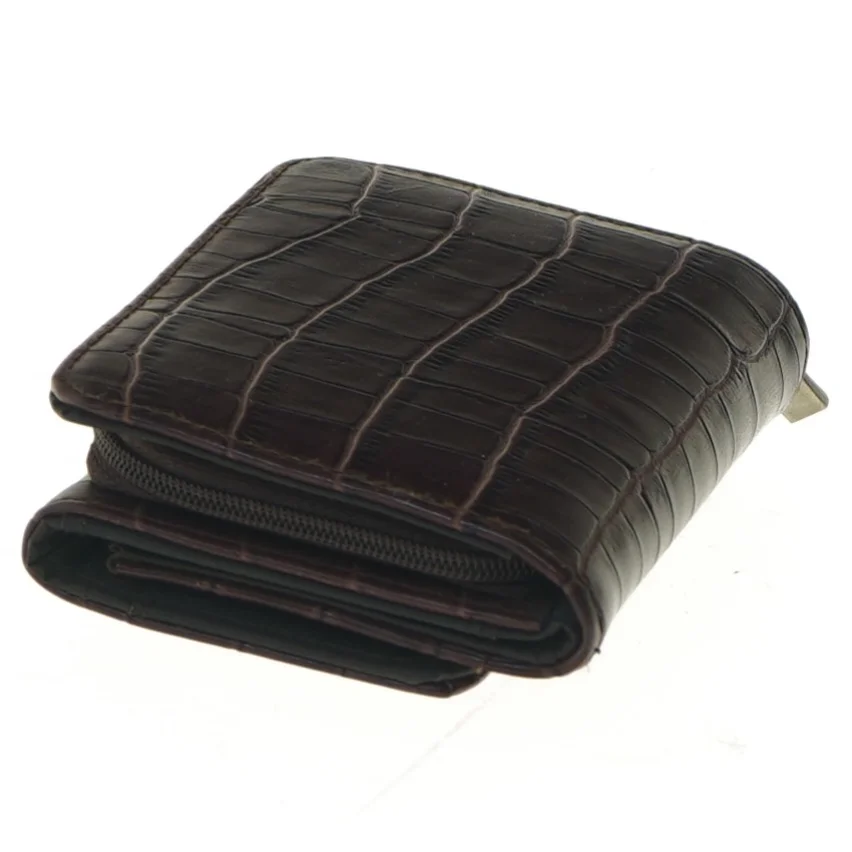 Brun pung i krokodillemønster (str. 11x8,5 cm)