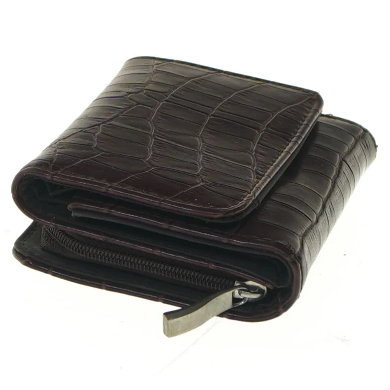 Brun pung i krokodillemønster (str. 11x8,5 cm)