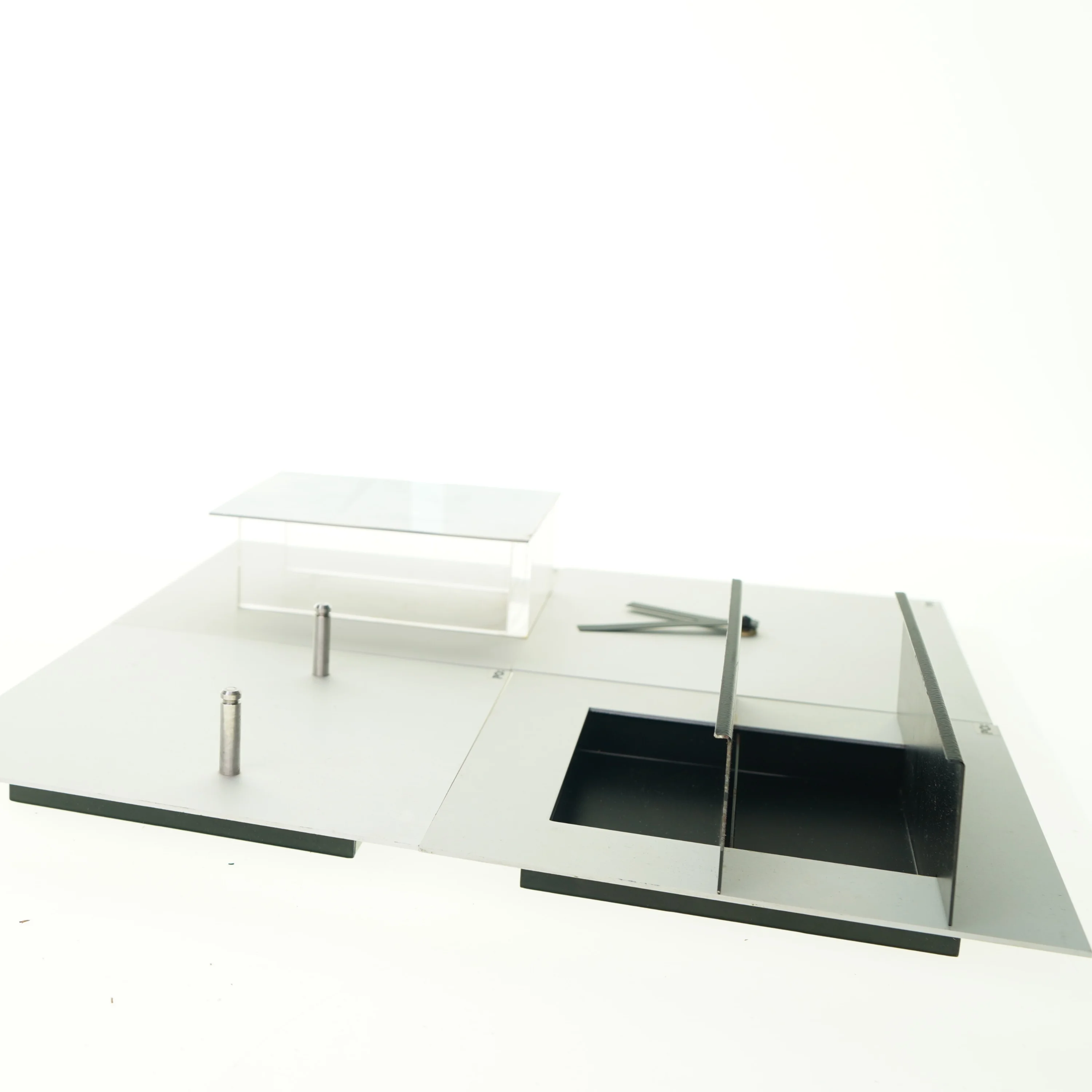 ur, hylde, kaffefilterholder og vase fra Po design (str. 20 x 7 cm)