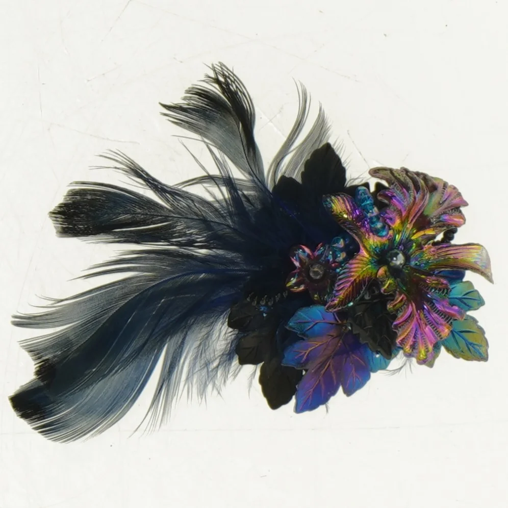 ny Broche med fjer og smukke sten i gavepose(str. 9 x 5 cm)