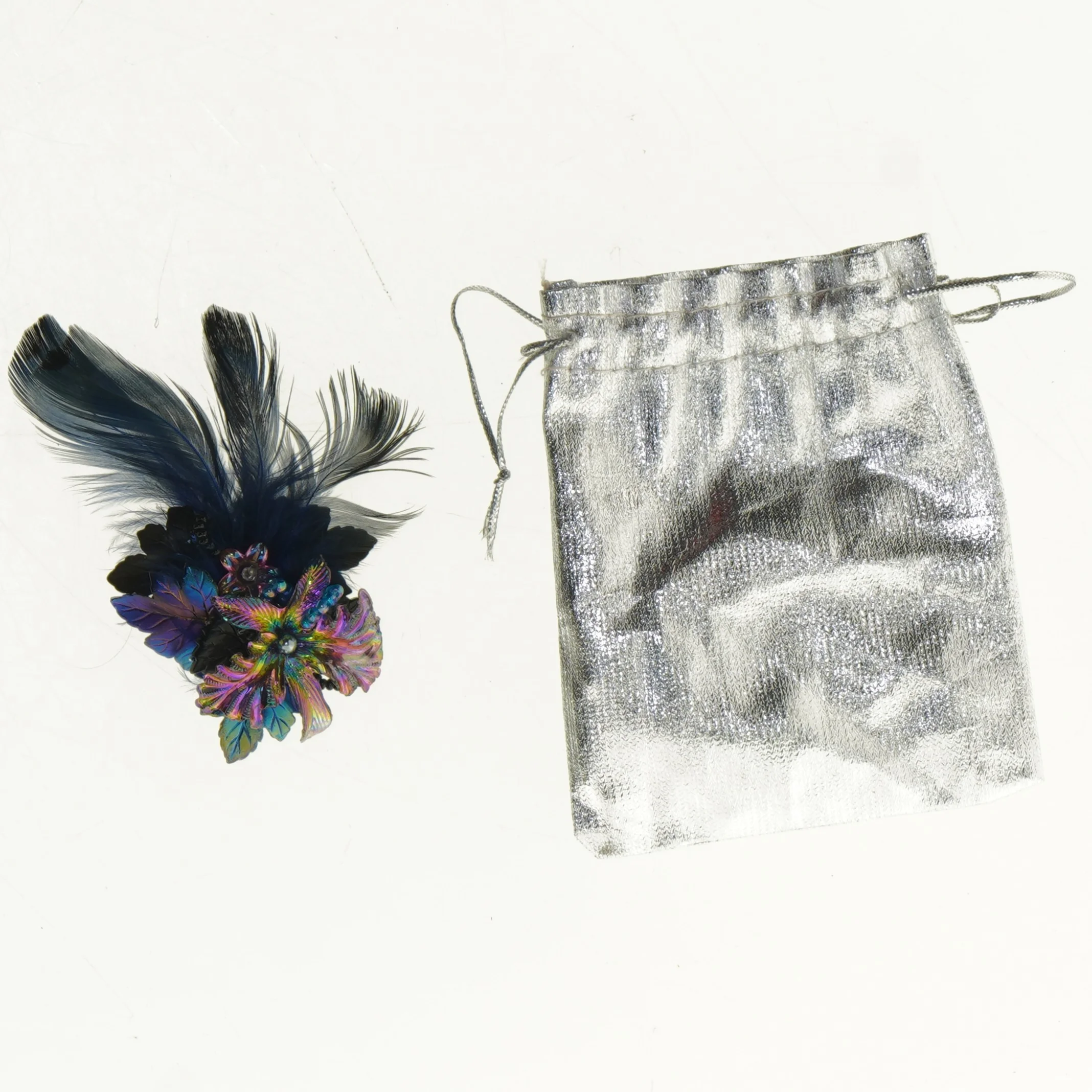 ny Broche med fjer og smukke sten i gavepose(str. 9 x 5 cm)