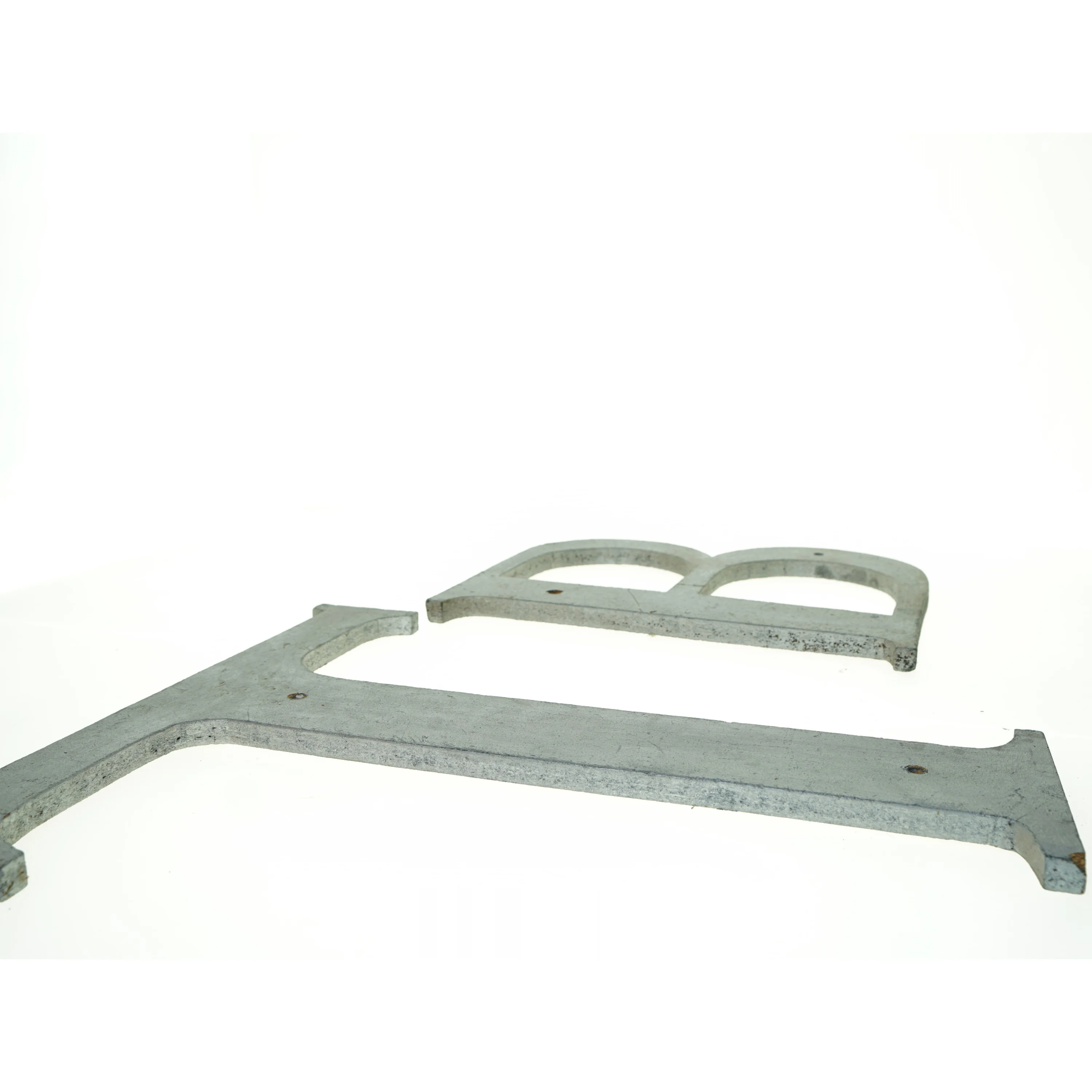 Bogstaver i træ, store sølvfarvede  T og B til ophæng (str. 52 x 42 cm 38 x 27 cm)