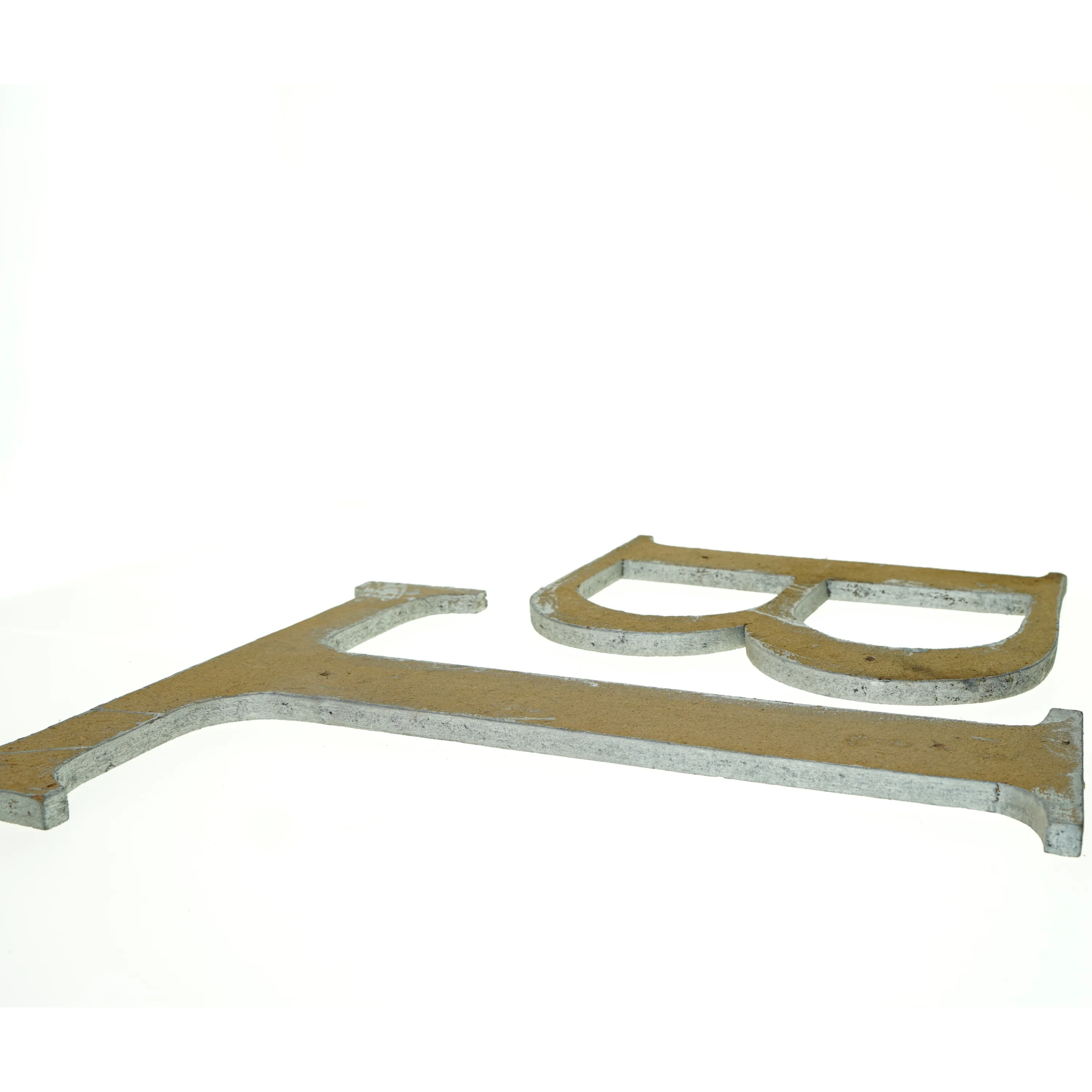 Bogstaver i træ, store sølvfarvede  T og B til ophæng (str. 52 x 42 cm 38 x 27 cm)