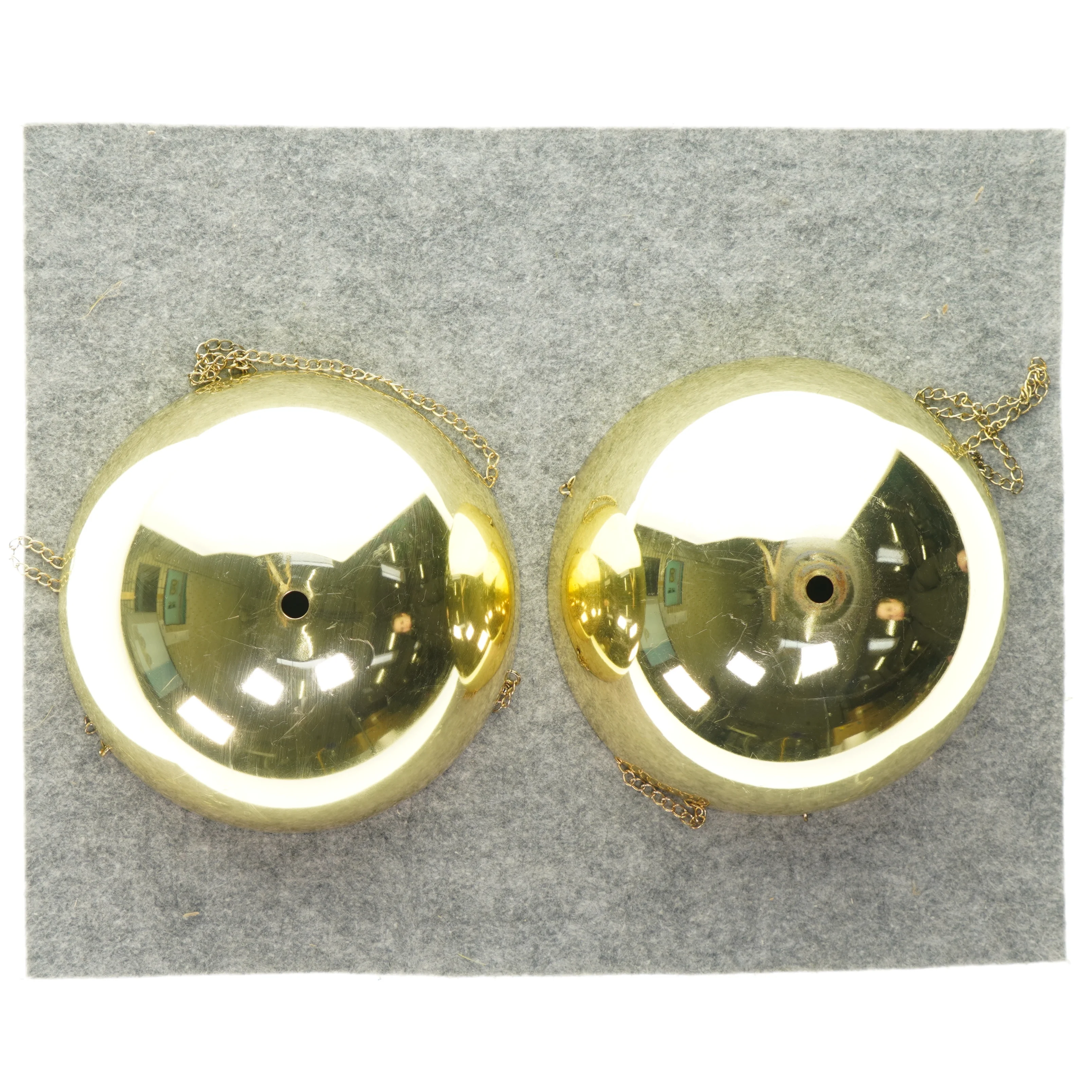 ampler i guldfarvet metal. Til ophængning (str. 10 x 20cm)