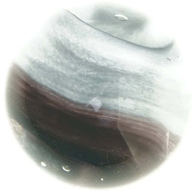 Tung marmor - Glaskugle dekoration fra Bahne (str. Ø 10 cm)