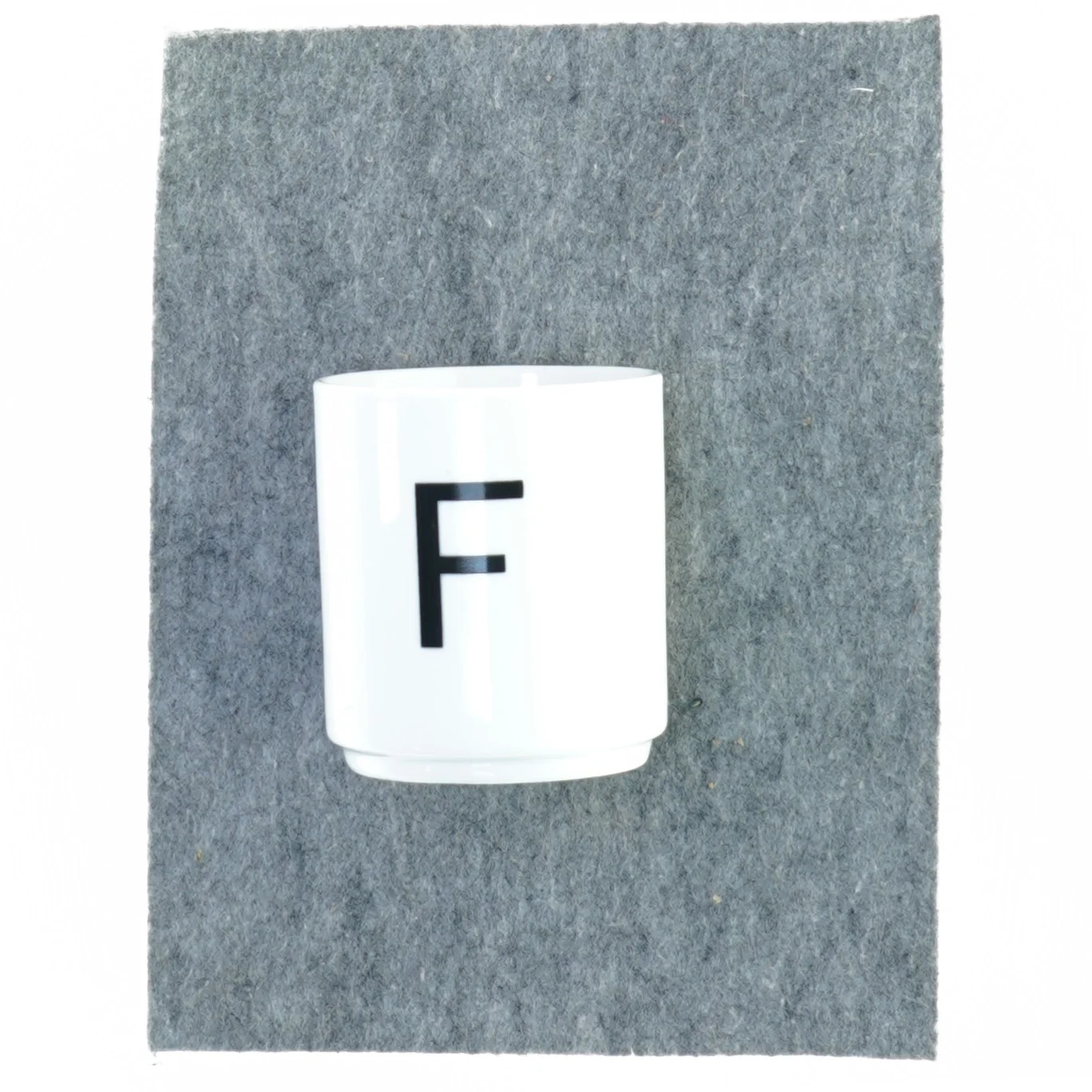ny Kop / krus med F bogstav (str. 9 cm)