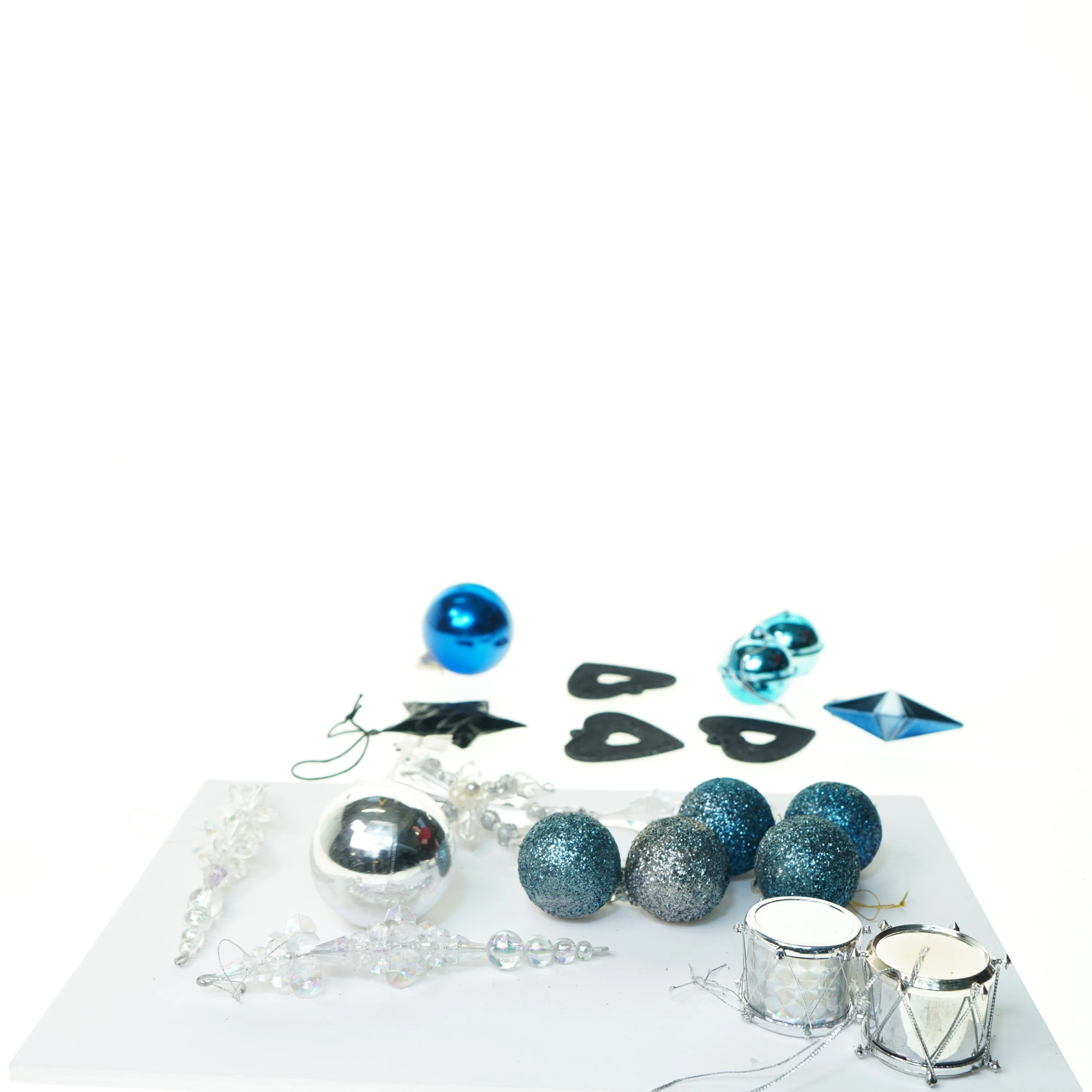 Julepynt, 19 julekugler mm (str. ca 4 cm-17 cm på spir og perlestjerne)