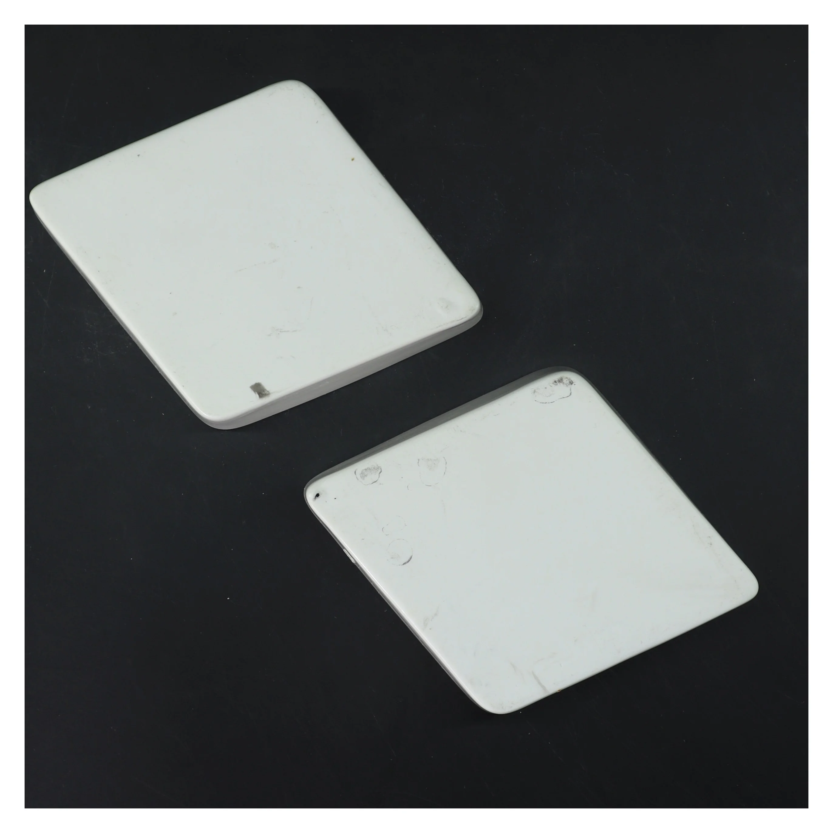 Rektangulære porcelænsfade med slikmotiv (str. 17x13,5 cm)